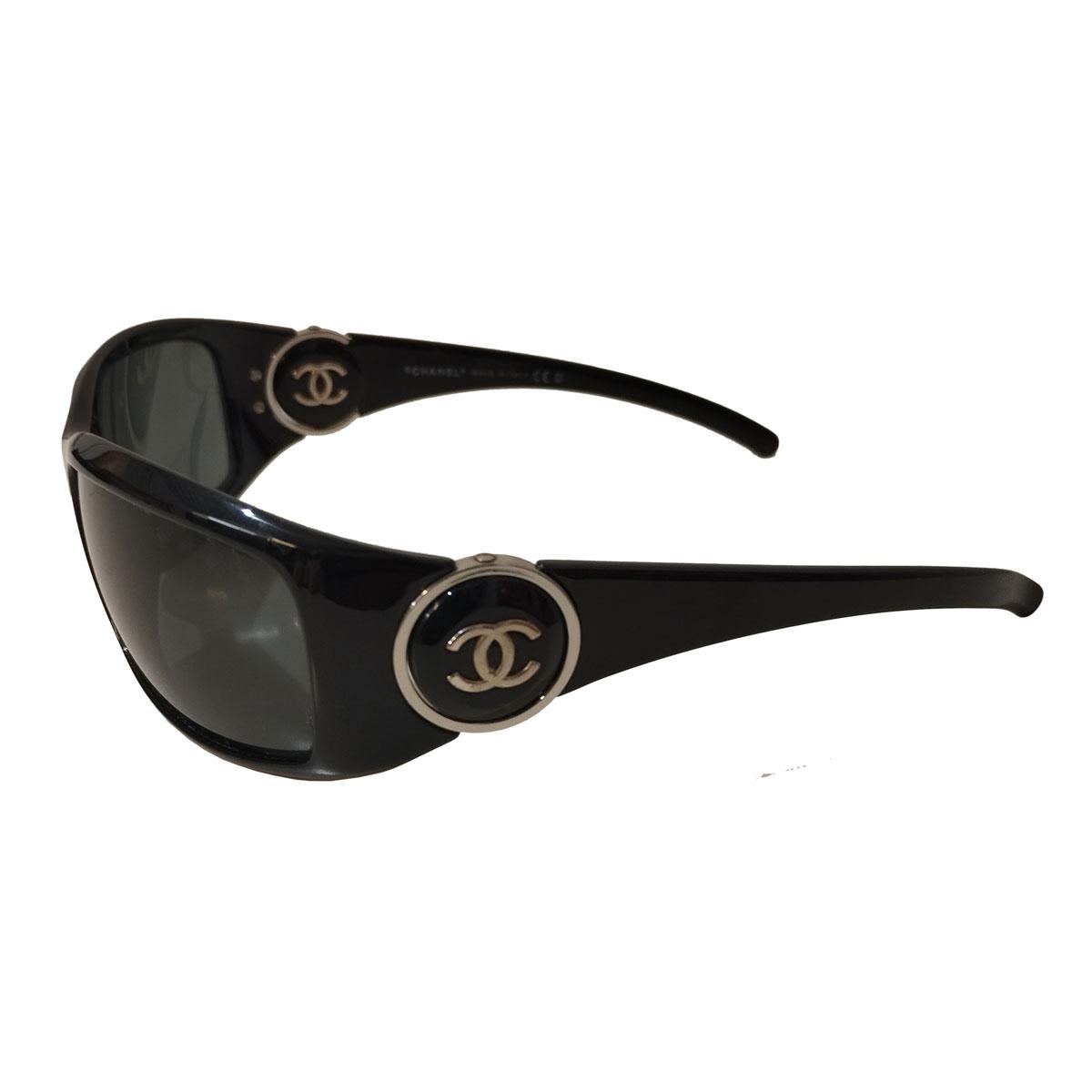Sunglasses
6030
CC on sides
Black frames
Dark lenses
Frame width cm 13,5 (5,3 inches)
Light signs on lenses