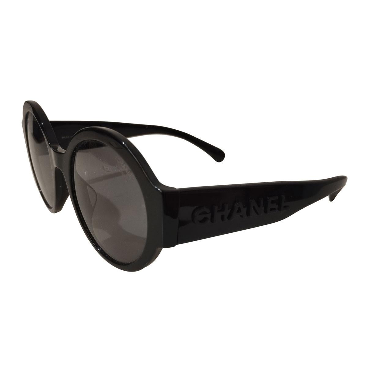 Sunglasses
5410A
CHANEL written on sides
Black frames
Dark lenses
Frame width cm 14,5 (5,7 inches)
Light signs on lenses
