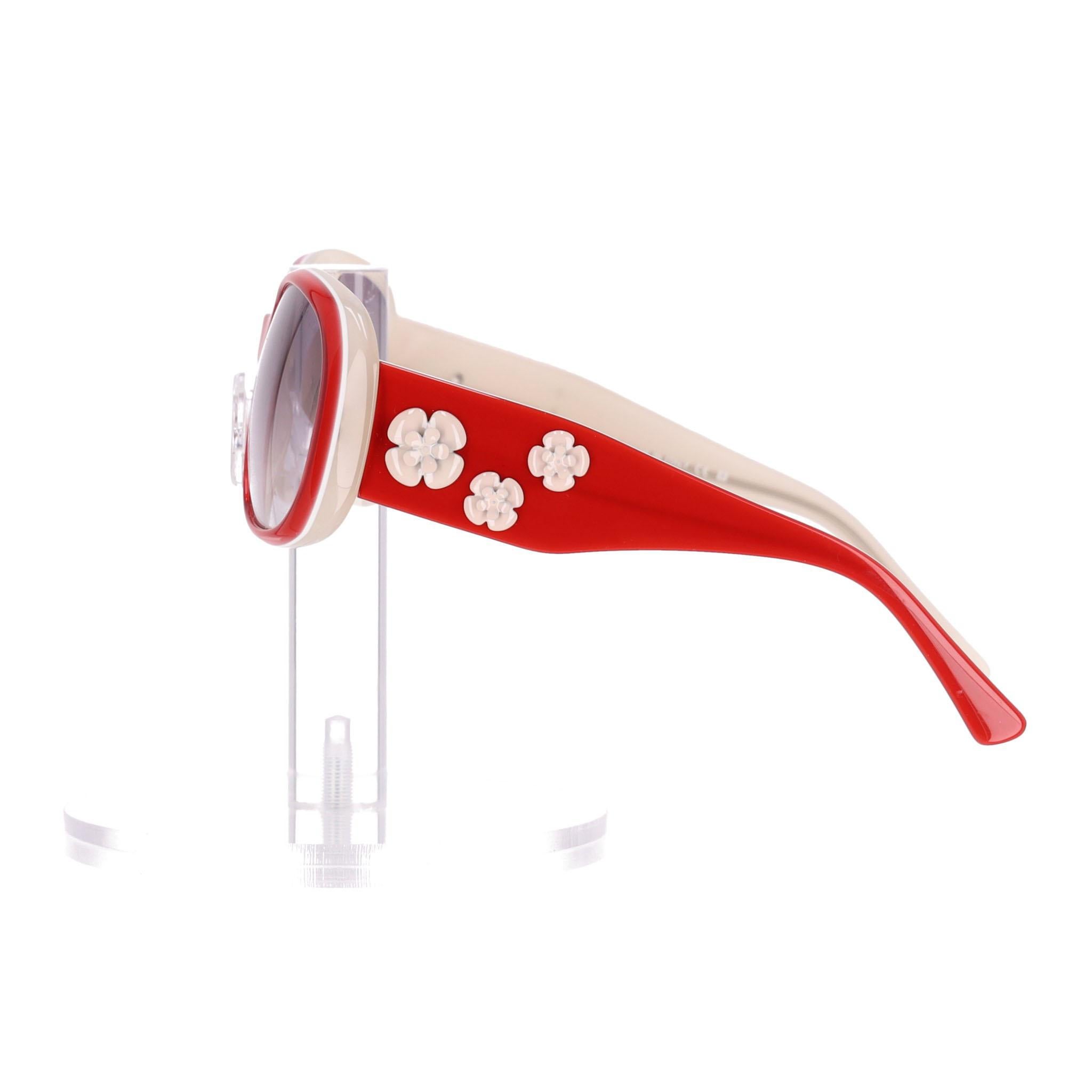 Gafas de sol Chanel con flor de camelia y logotipo 