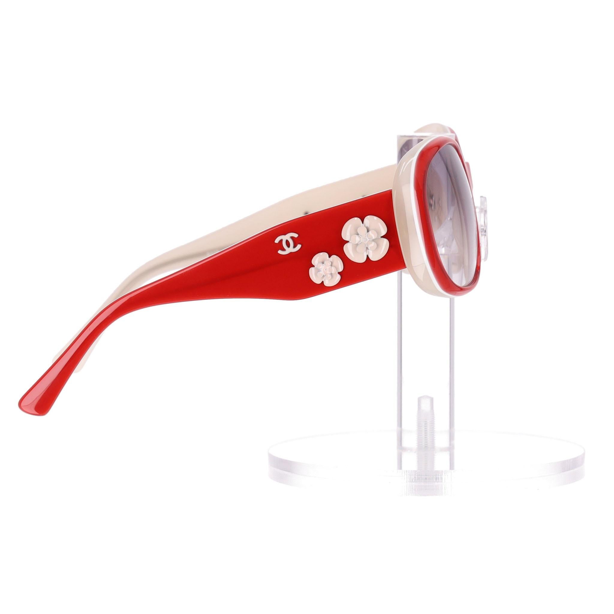 Gafas de sol Chanel con flor de camelia &  Logo 'CC' En Los Brazos en Excelente estado para la venta en London, GB