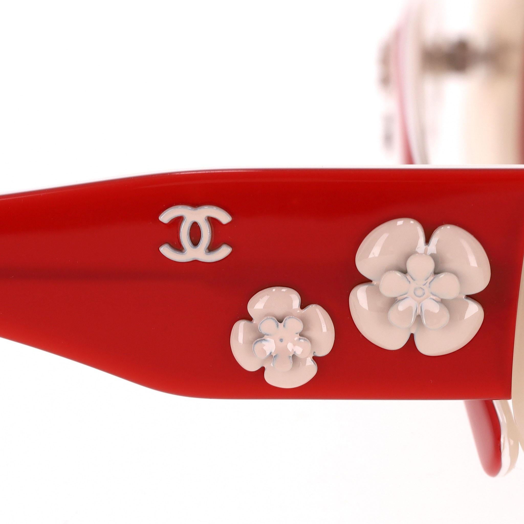 De las mujeres Gafas de sol Chanel con flor de camelia &  Logo 'CC' En Los Brazos en venta
