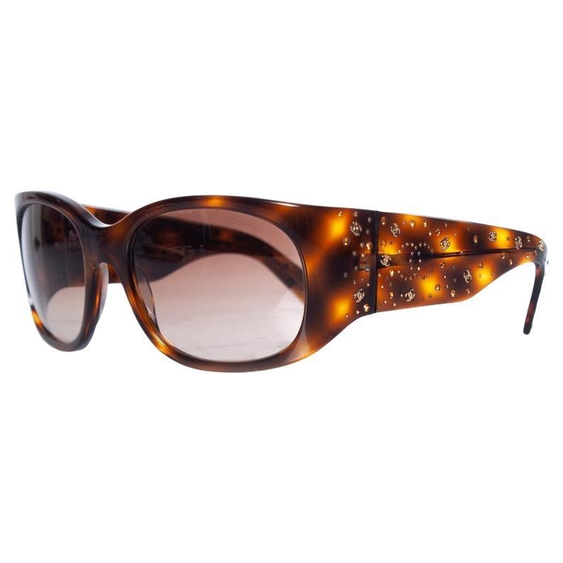 Chanel, gafas de sol con strass CC