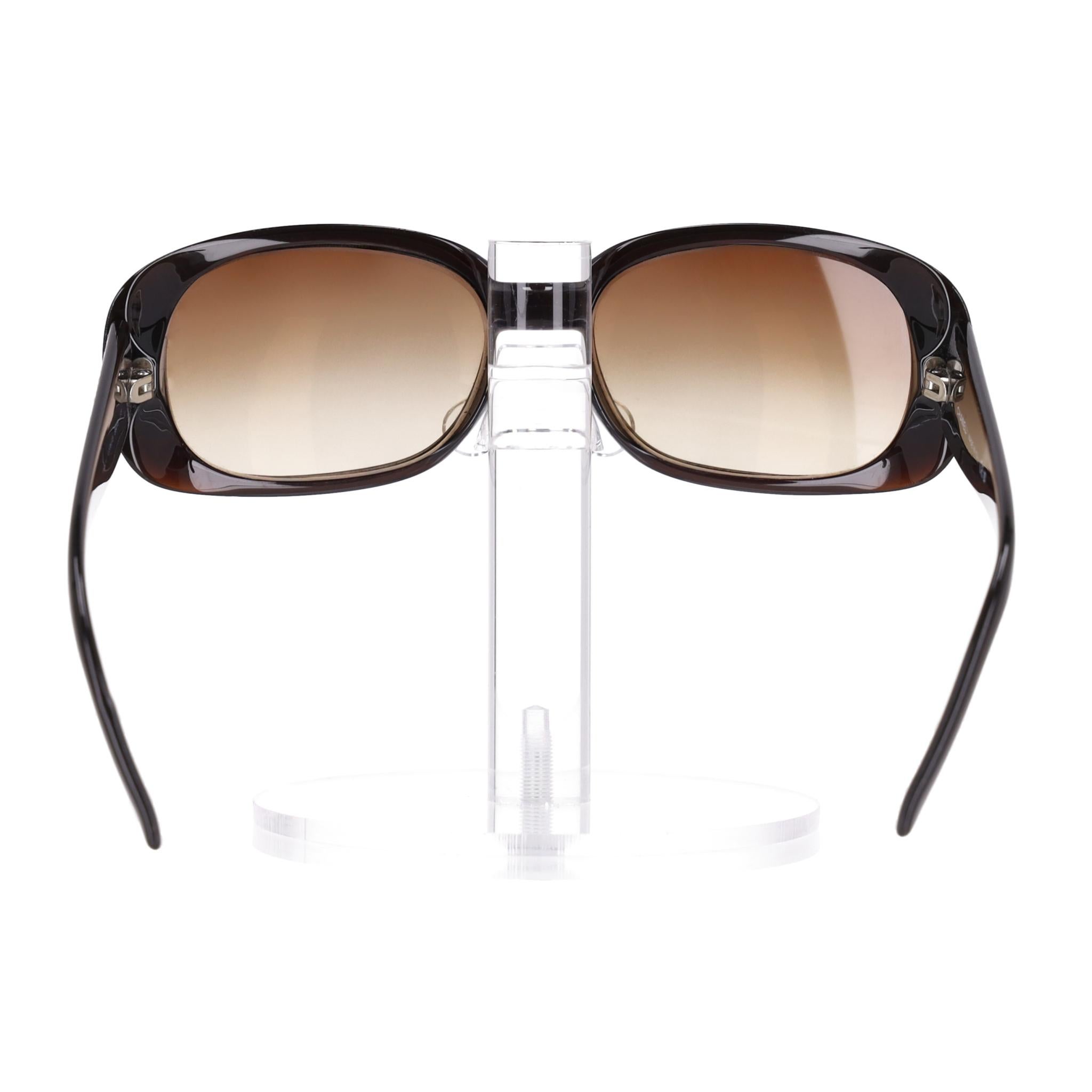 Occhiali da sole Chanel con aste impreziosite dal logo 'CC' in cristallo In condizioni buone in vendita a London, GB