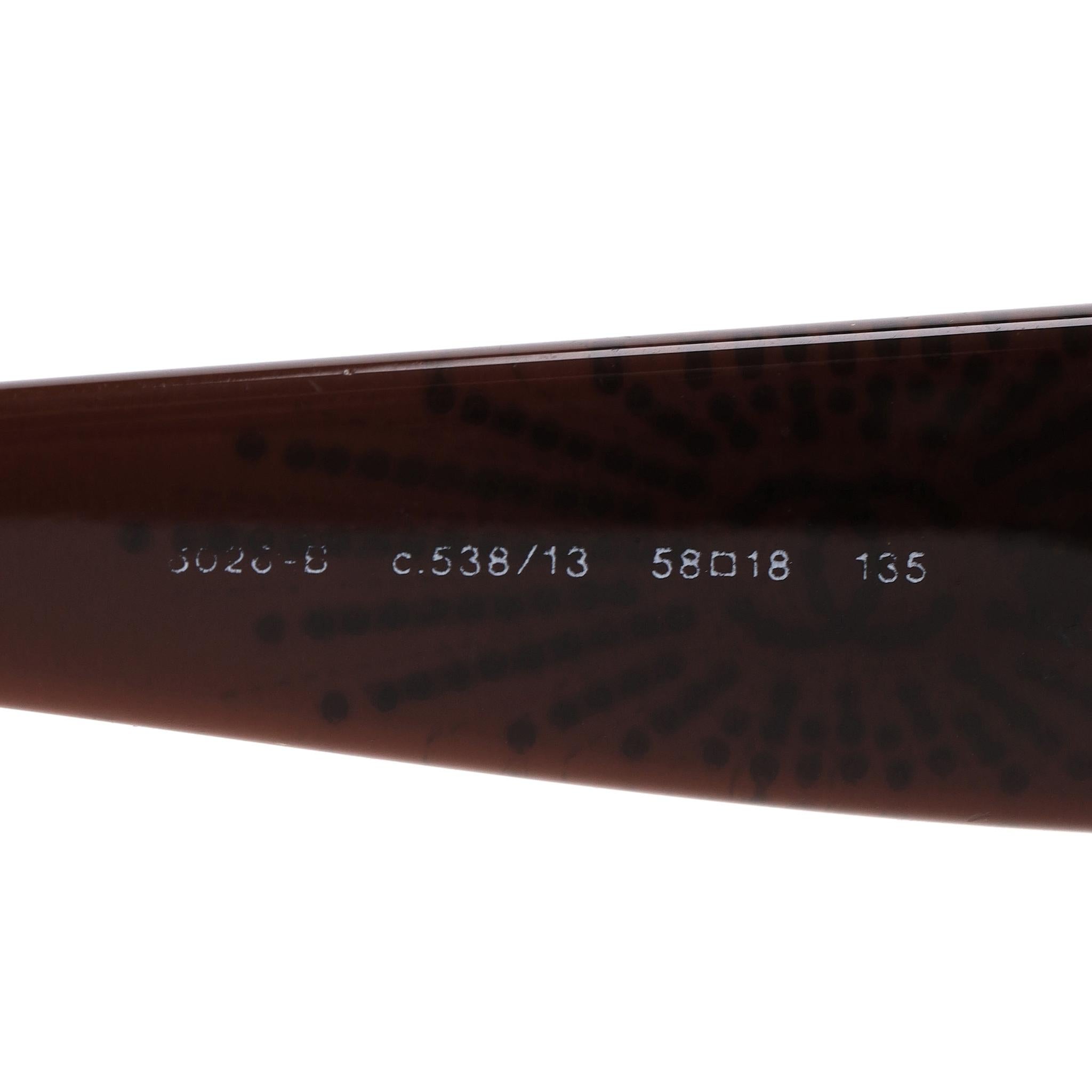 Occhiali da sole Chanel con aste impreziosite dal logo 'CC' in cristallo in vendita 1