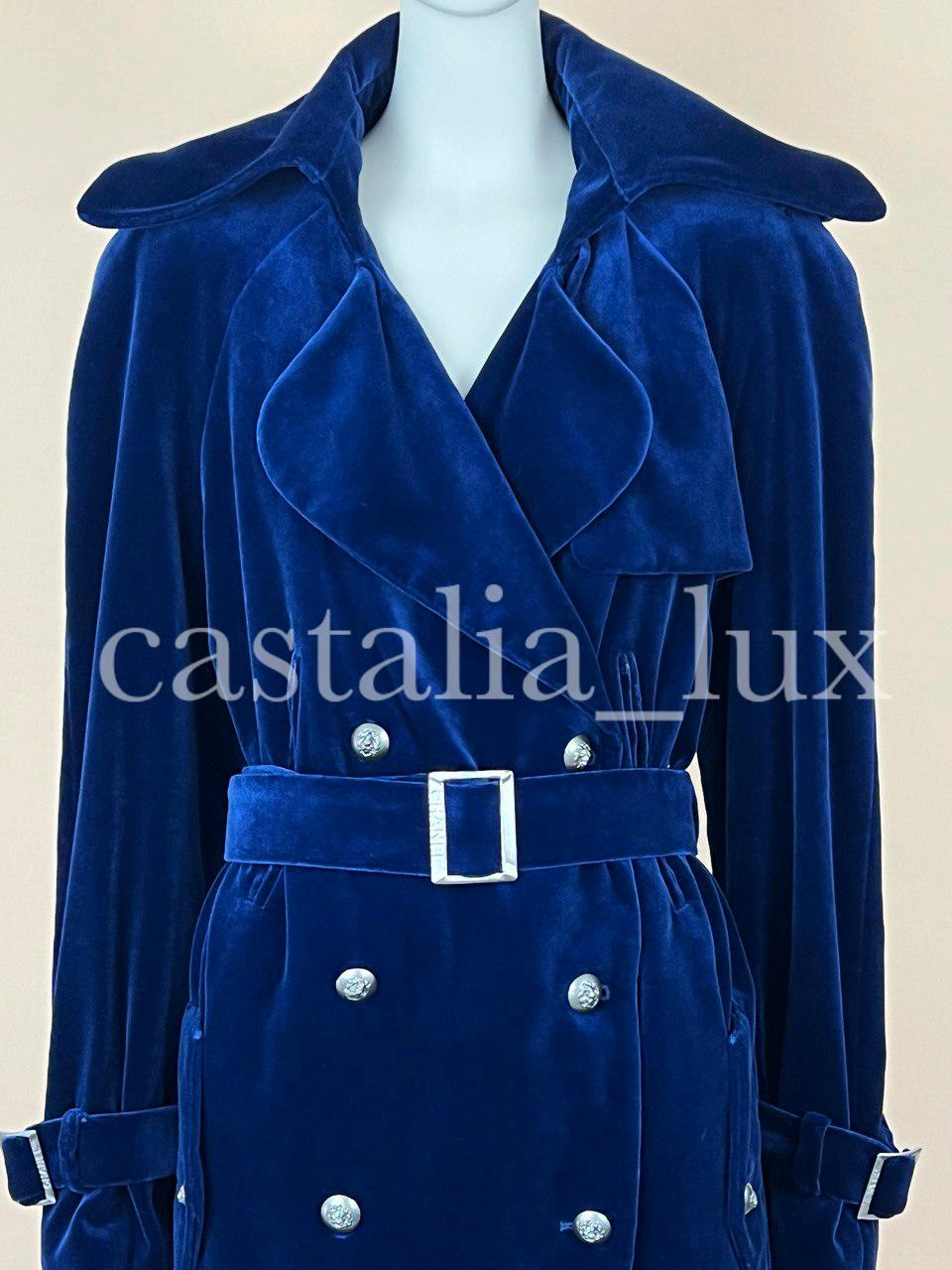 Very rare Chanel trench coat in i royal blue velvet. 
- CC logo buttons with lionheads
- Full silk lining
- waist belt, buckles with brand's name at belt and at cuffs
-  buttoned epaulettes. 
Size mark 44 fr. Never has been worn, 