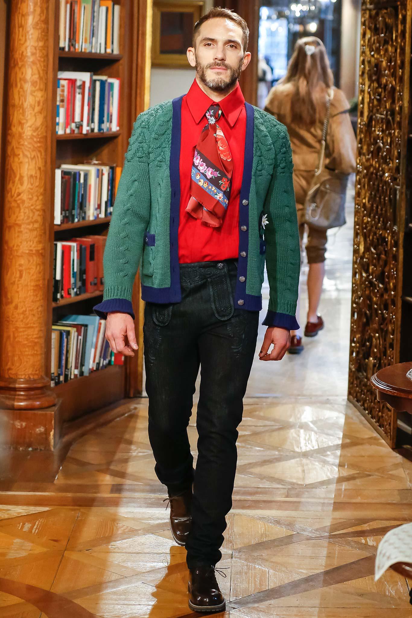 Extremely rare, collectible Chanel red knit jumper with CC Edelweiss Patch ~ from Paris / SALZBURG ~ 2015 Pre-FAll Collection by Karl Lagerfeld
Size mark 42 FR / Condition: never worn