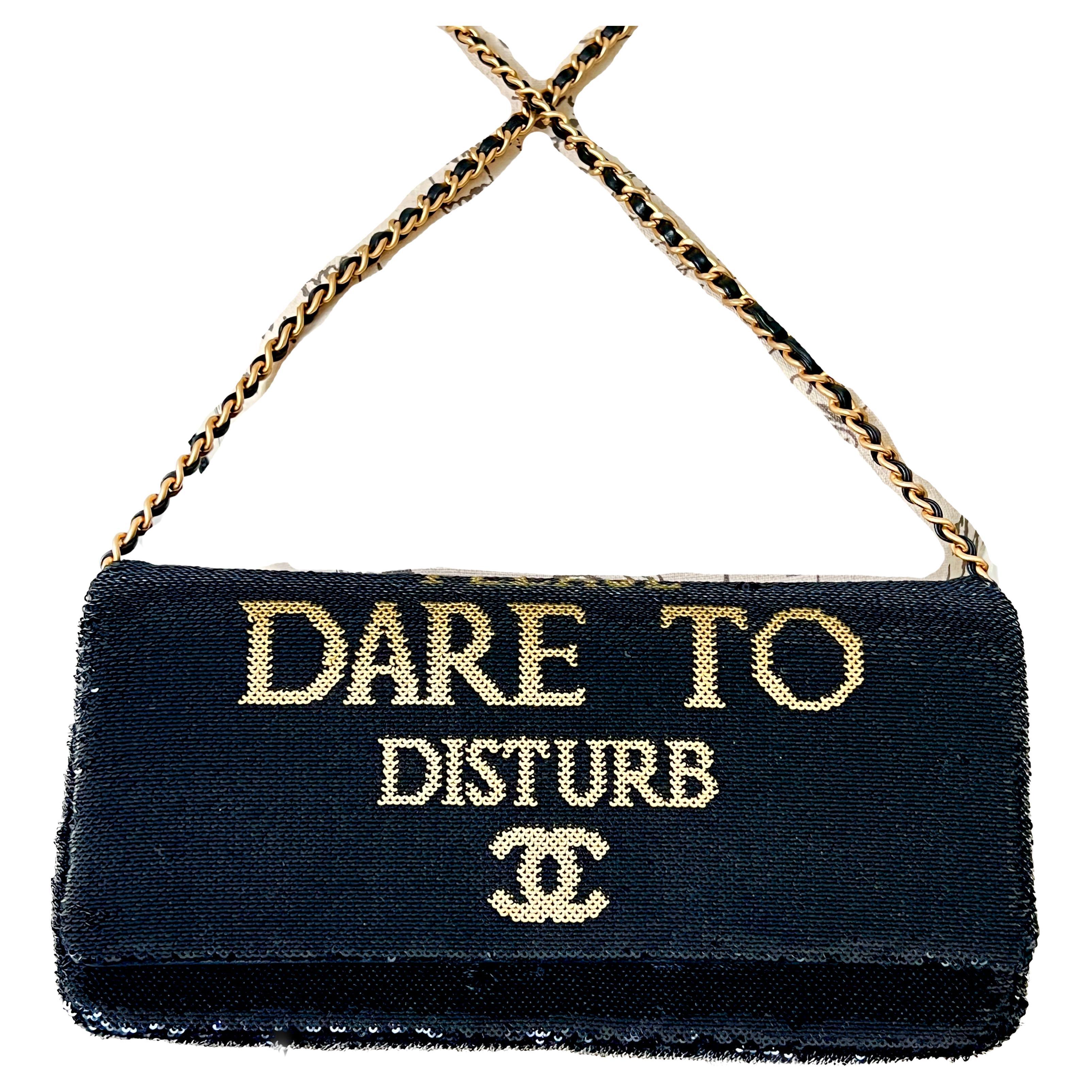 ¡Un hallazgo super raro ! 
Bolso Chanel con solapa Dare To Disturb de lentejuelas negras de la Pasarela de París / Colección Cosmopolite, 2017 Pre-Fall Metiers d'Art, 17a
- más de 6.000 lentejuelas brillando a la luz del sol
- cuero negro y cadena