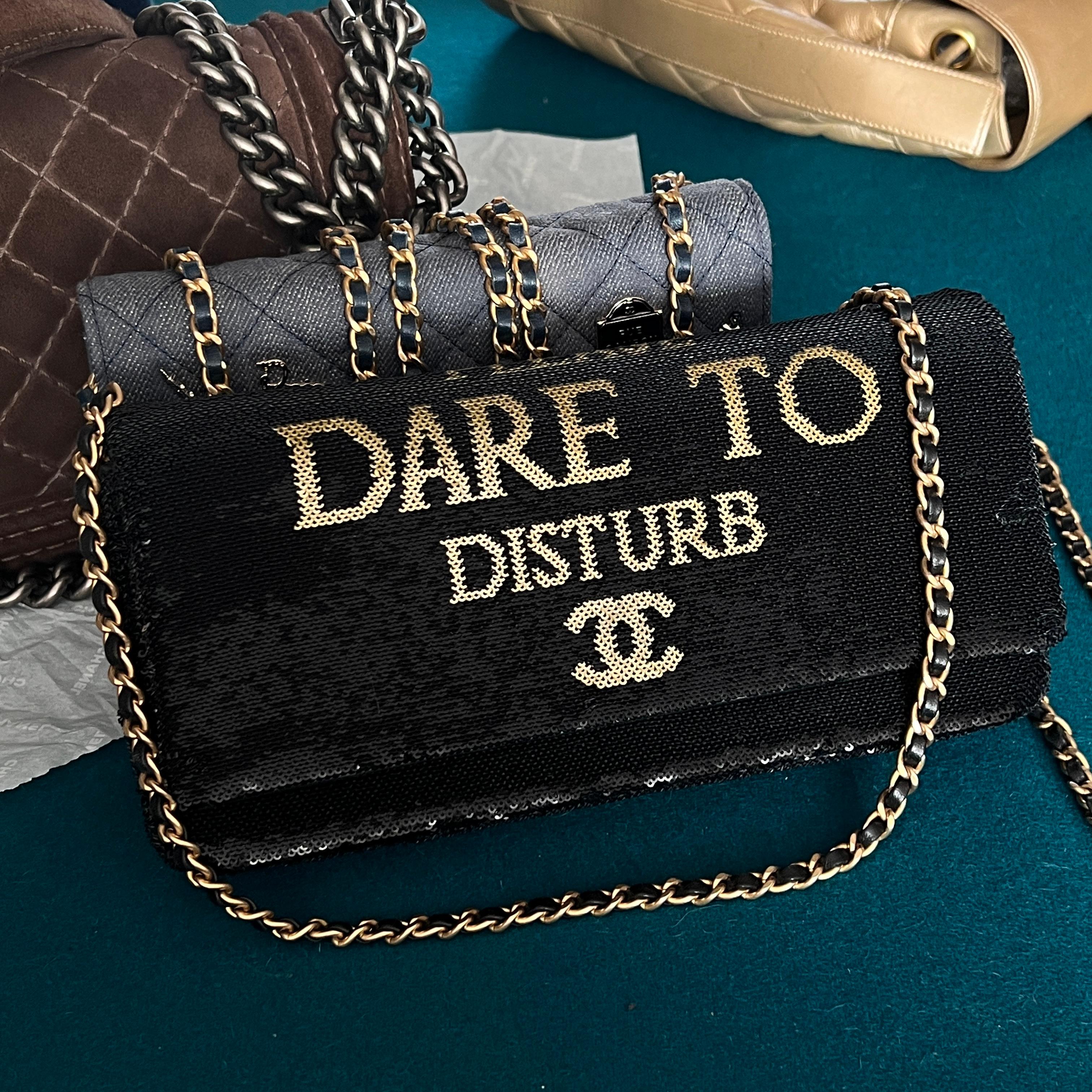 Chanel Super Rare Dare To Disturb Pailletten-Klappentasche im Angebot 3