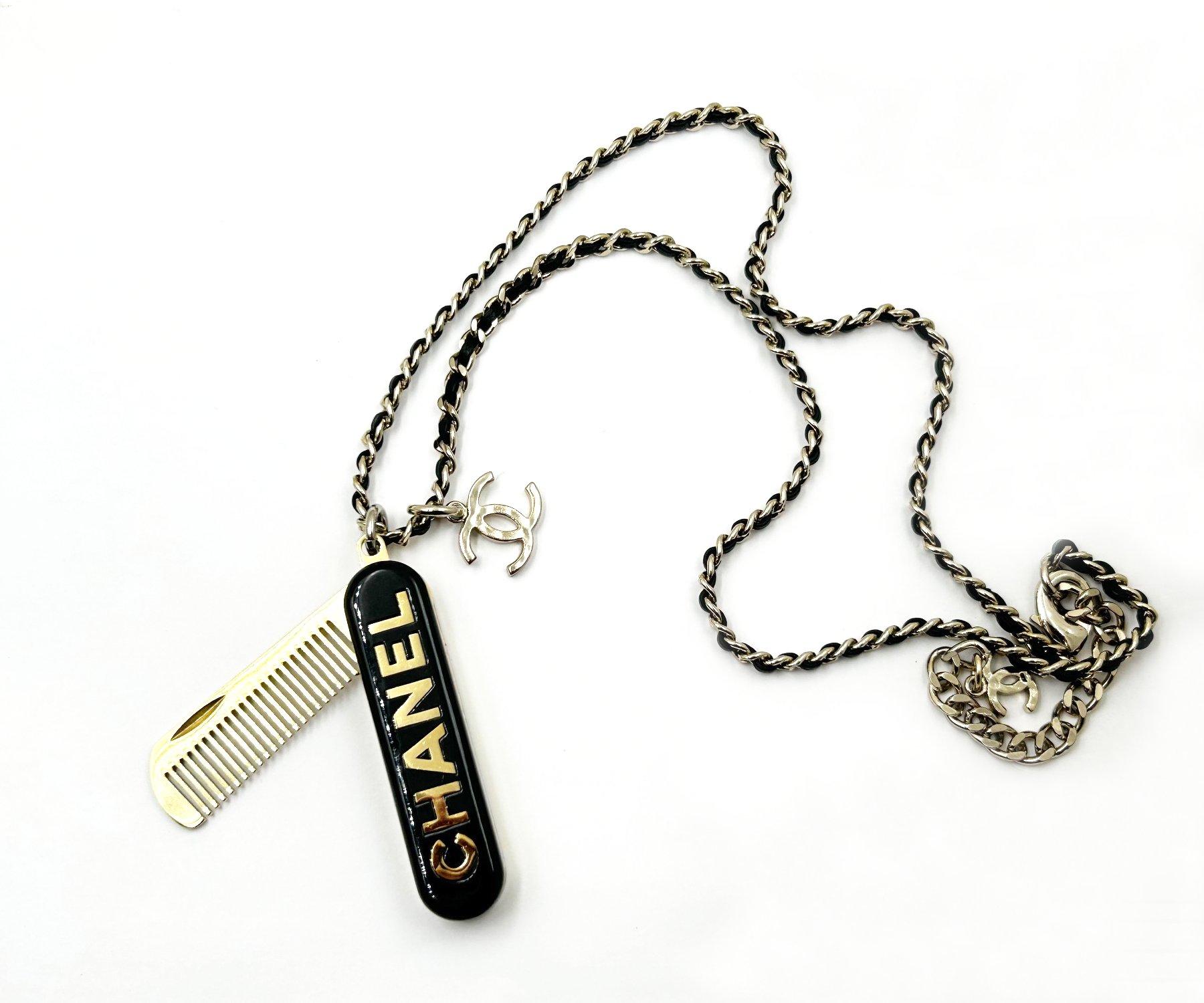 Chanel Super Rare Gold CC Black Comb Mirror Pendant Necklace

*Marked 22
*Fabriqué en Italie
*Vient avec la boîte et la pochette d'origine

-Elle mesure environ 26