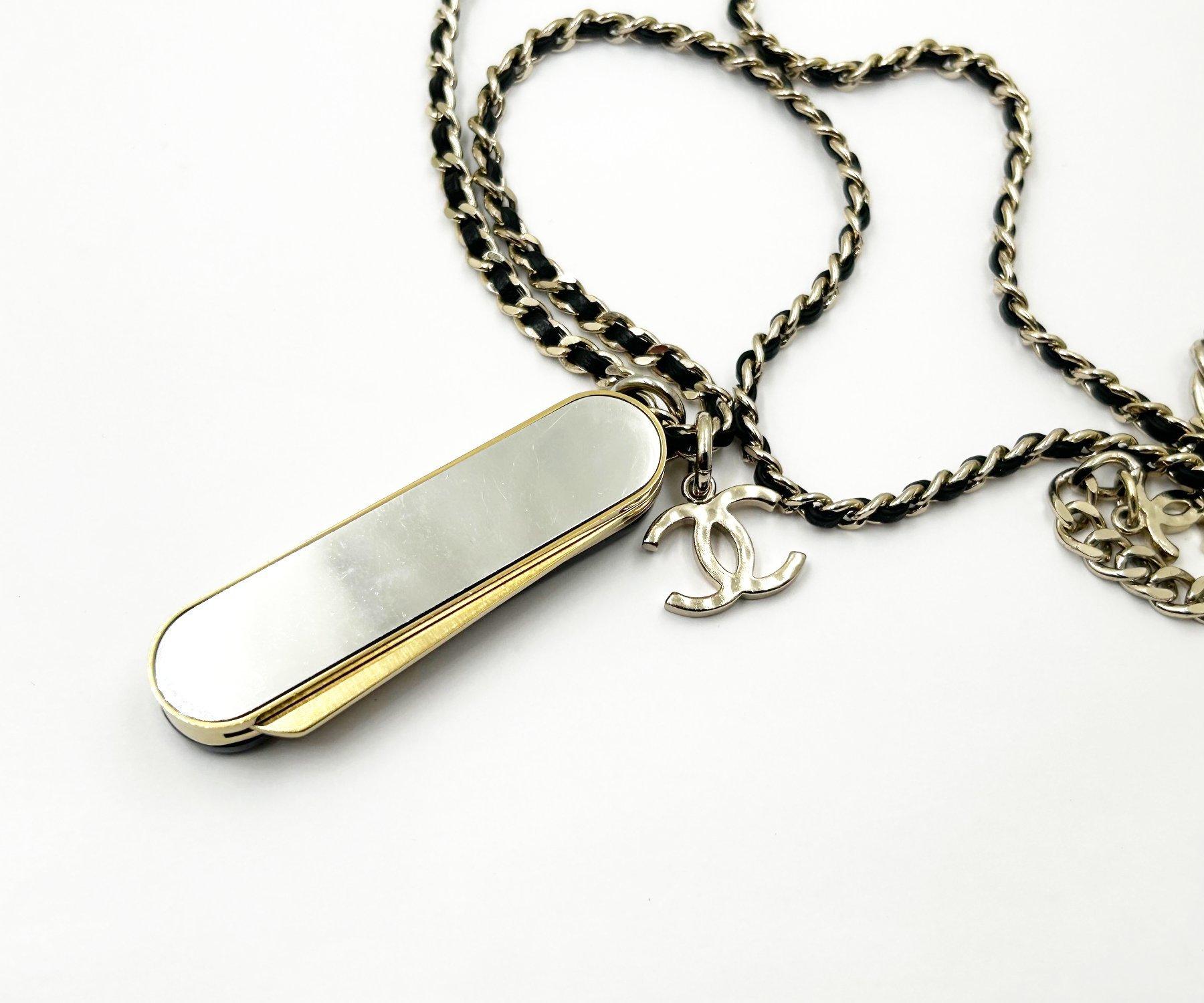Chanel Super Rare Gold CC Black Comb Mirror Pendant Necklace Pour femmes en vente