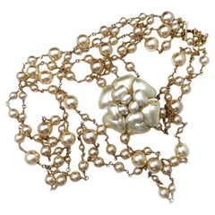 Chanel Collier de soirée long en or avec perles CC et camélia, très rare