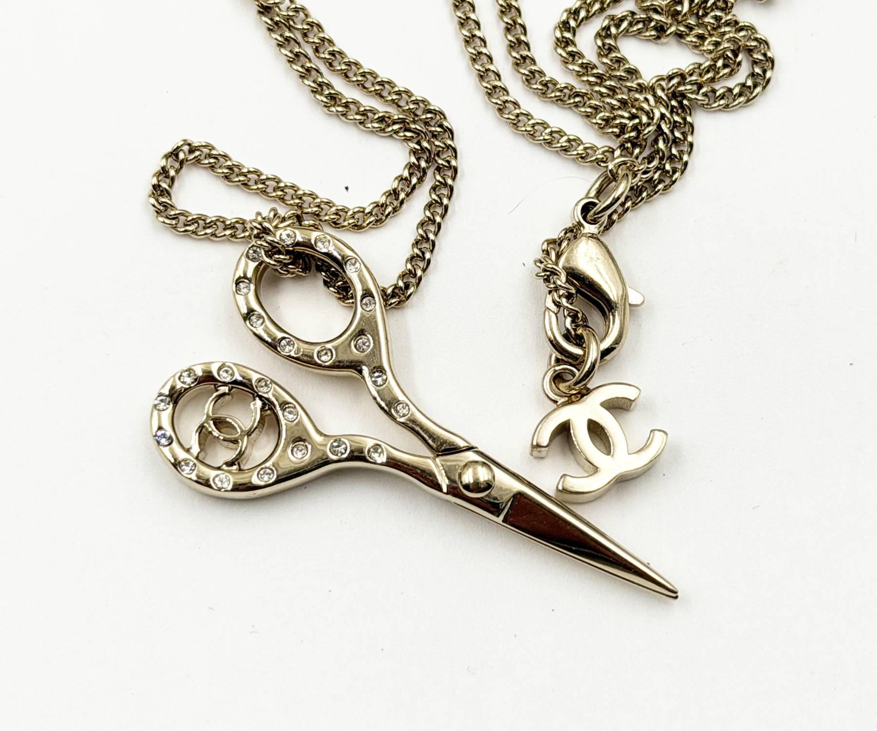 Chanel Super Rara Collana con ciondolo mobile a forma di forbici CC riedita In condizioni ottime in vendita a Pasadena, CA