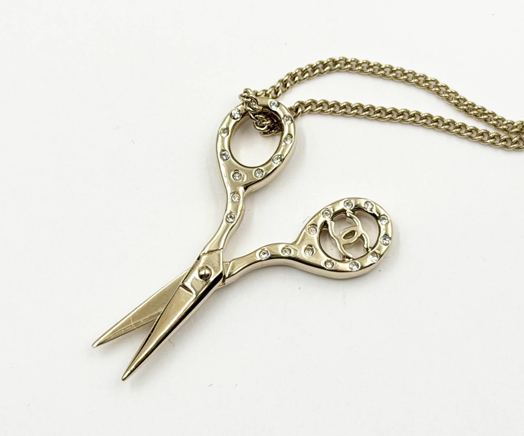Donna Chanel Super Rara Collana con ciondolo mobile a forma di forbici CC riedita in vendita