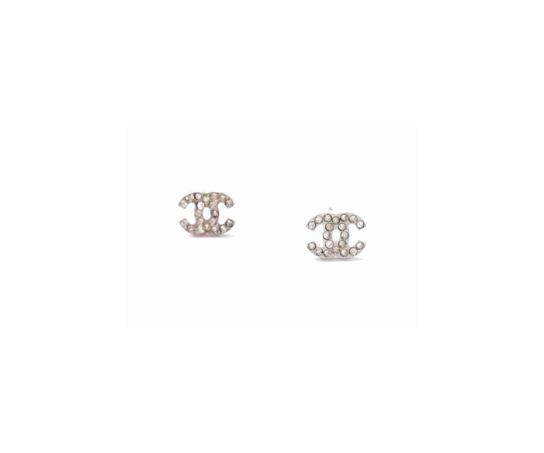Boucles d'oreilles Piercing en cristal CC de Chanel en argent très rare

*Marked 09
*Fabriqué en Italie
*Livré avec la boîte d'origine

-Environ 0,3