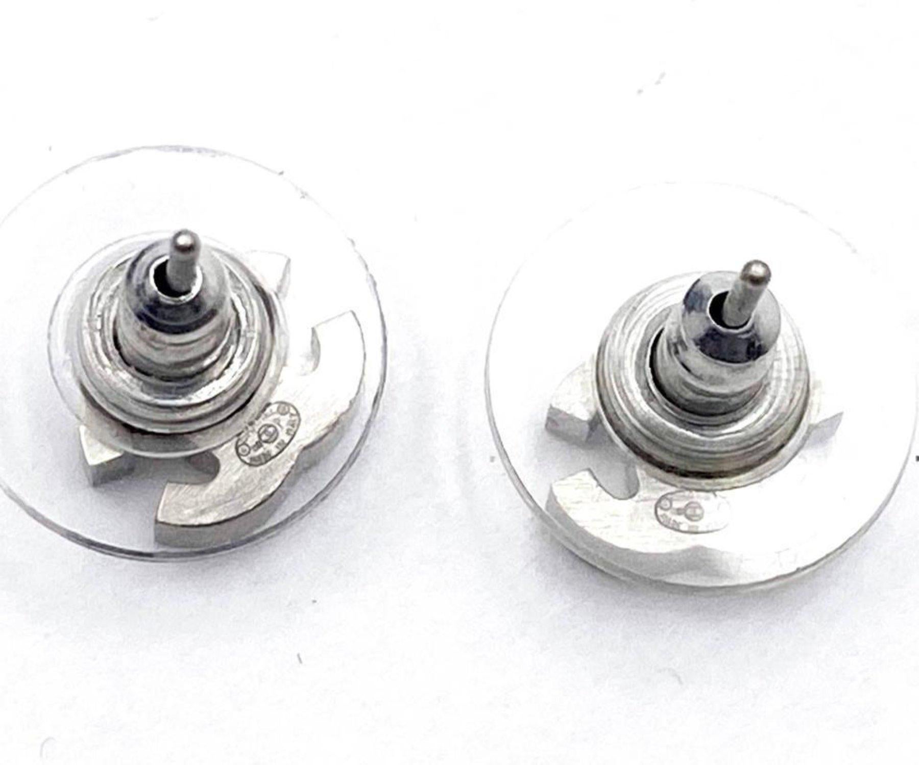 Contemporain Boucles d'oreilles Piercing en cristal CC de Chanel en argent très rare en vente