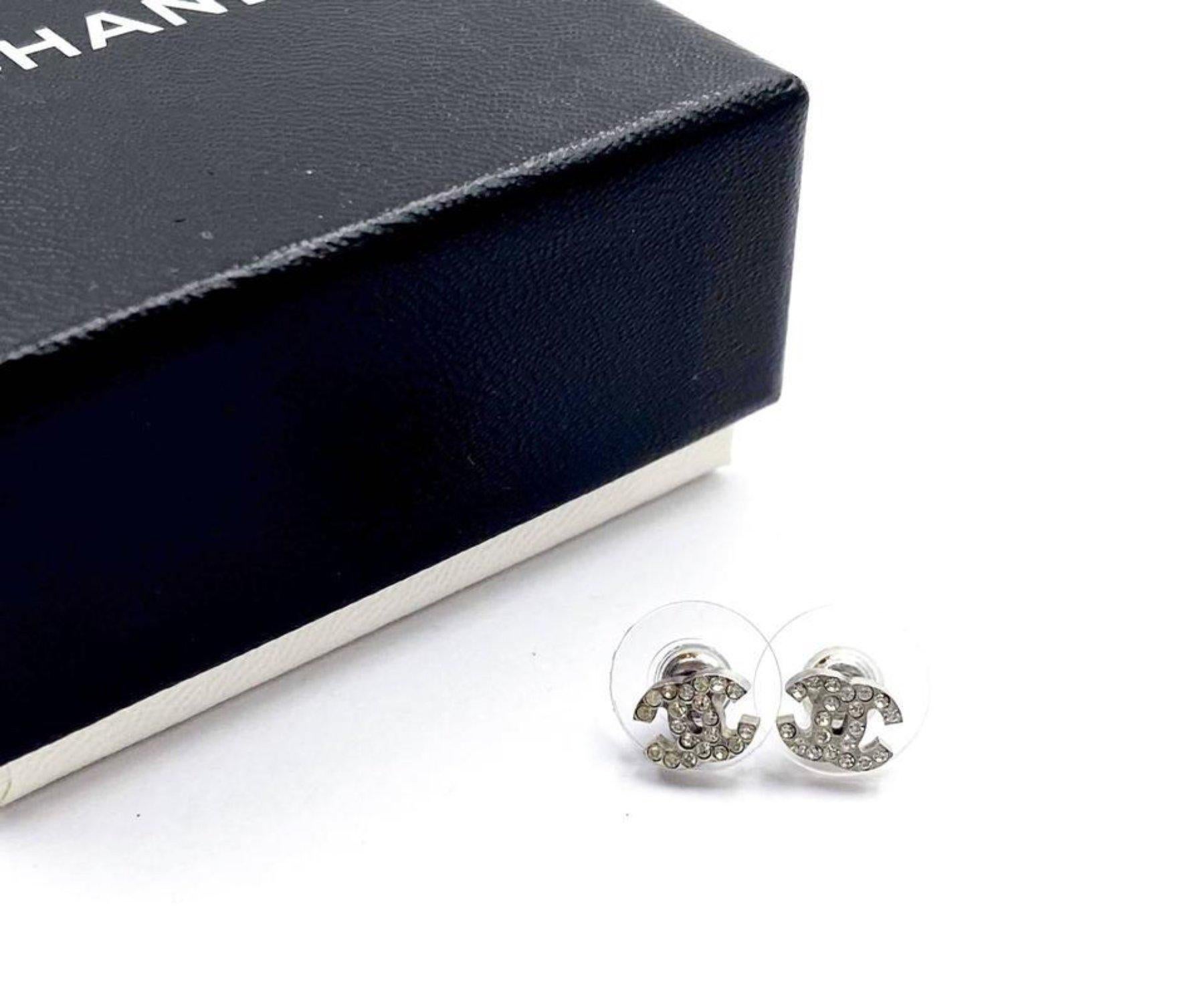 Boucles d'oreilles Piercing en cristal CC de Chanel en argent très rare Excellent état - En vente à Pasadena, CA