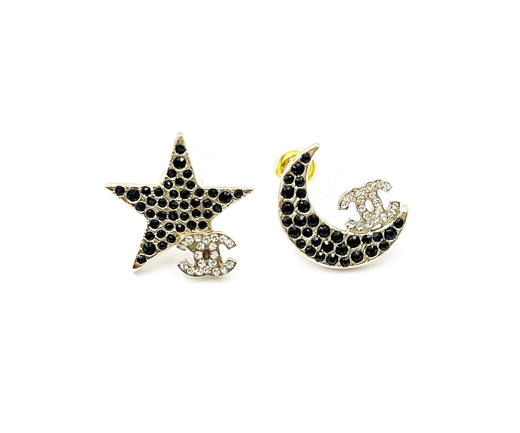 Chanel Super Rare Star Moon Black Crystal CC Small Piercing Earrings

*Marked 08
*Made in Italy
*Comes with the original box

-It is approximately 0.7