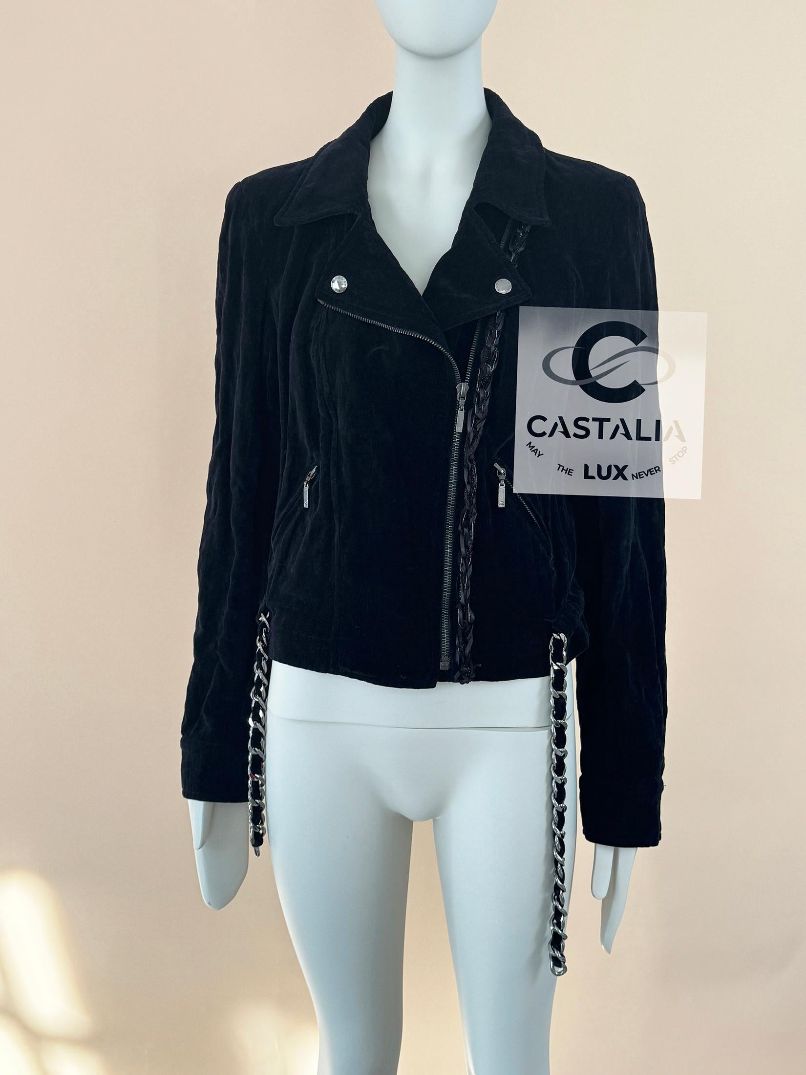 Collectible Chanel schwarzer Samt Biker-Jacke mit Unterschrift metallischen Kettenglied trimmen am Saum!
Ein sehr seltener Fund für echte Chanel-Liebhaber!
- Logoknöpfe auf der Vorderseite und an den Manschetten
- geflochtenes Detail an der Seite
-