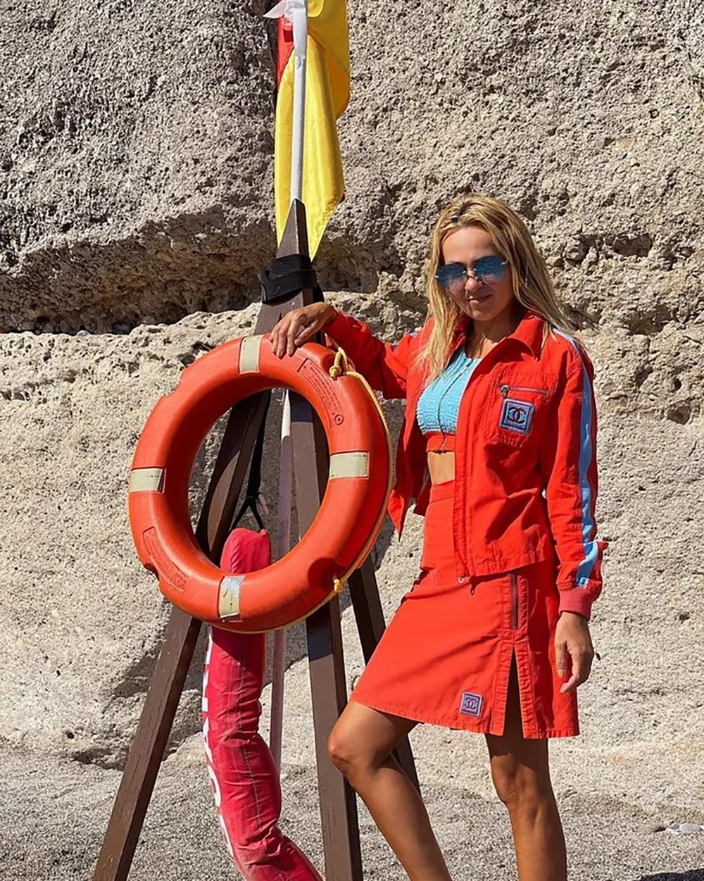 Super seltene, sammelwürdige türkisfarbene Chanel Vintage Frotteejacke mit CC Logos über und über 
~ aus der Spring Collection'S 2002 von Karl Lagerfeld
- ein begehrtes Stück mit hohem Wiedererkennungswert!
- CC-Logo-Knöpfe auf der