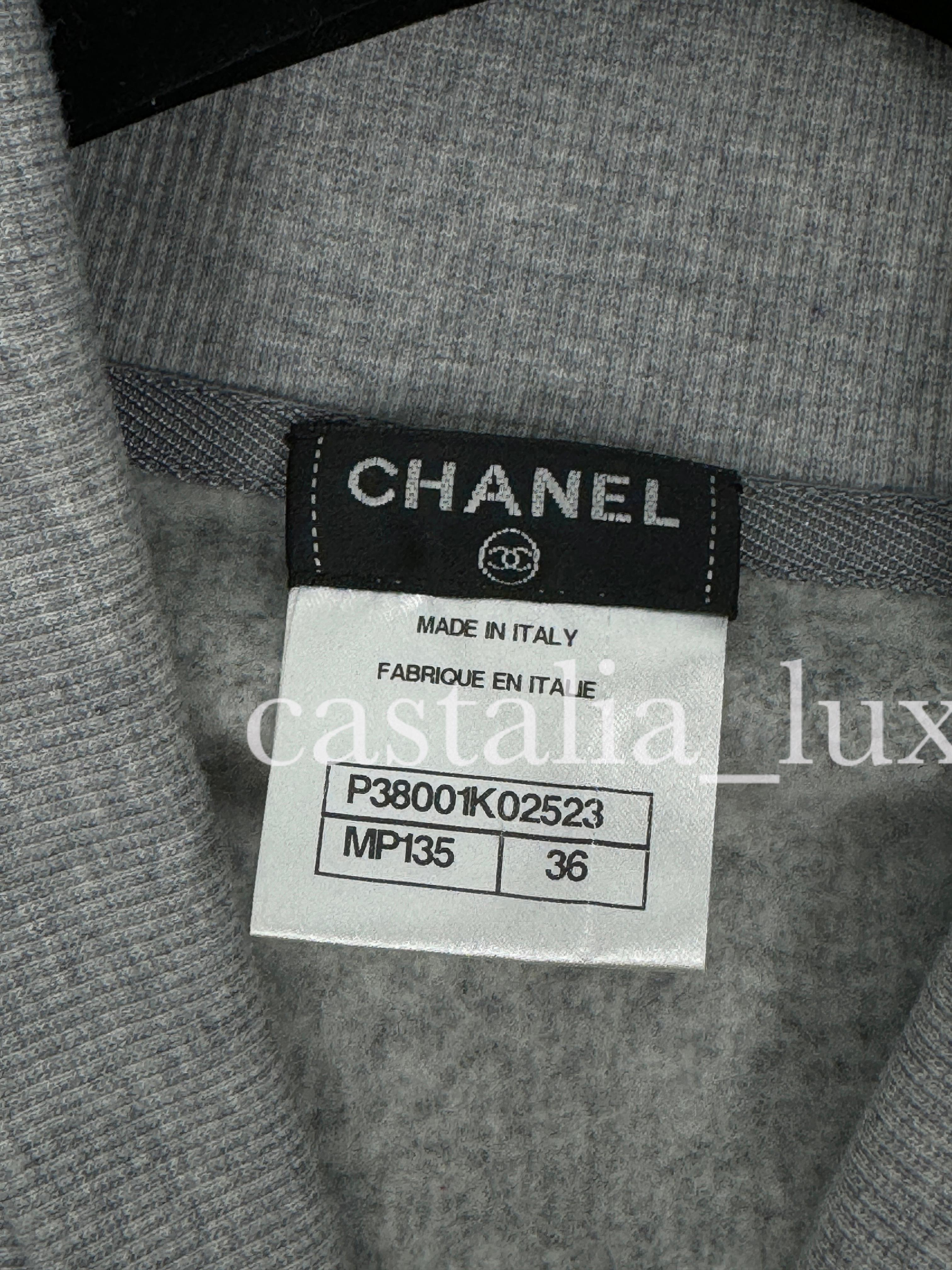 Gilet Chanel Super élégant gris avec logo CC en vente 8