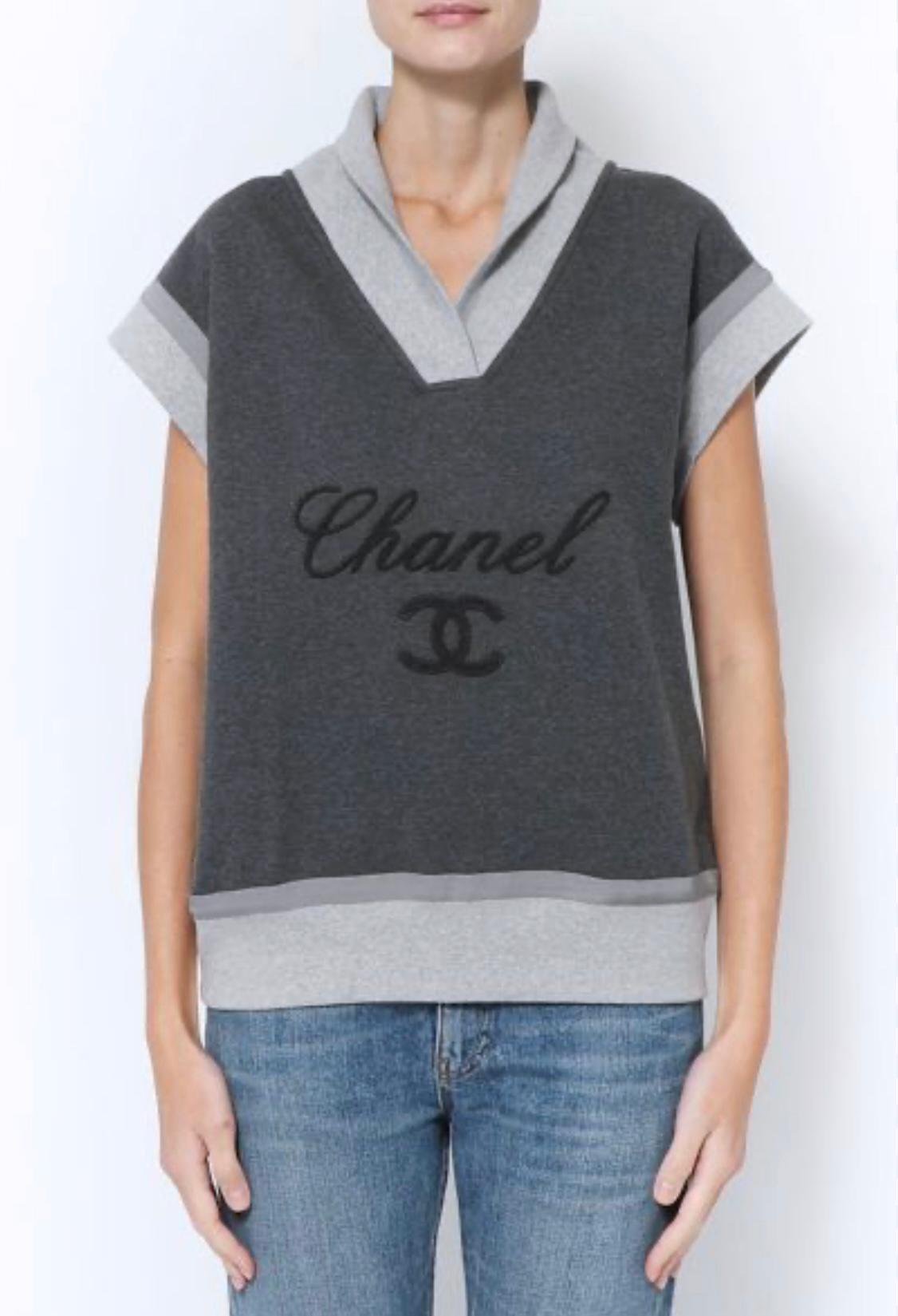 New Chanel super stylish grey vest with CC 'Chanel' logo at front
Size mark 36 FR. Never worn.