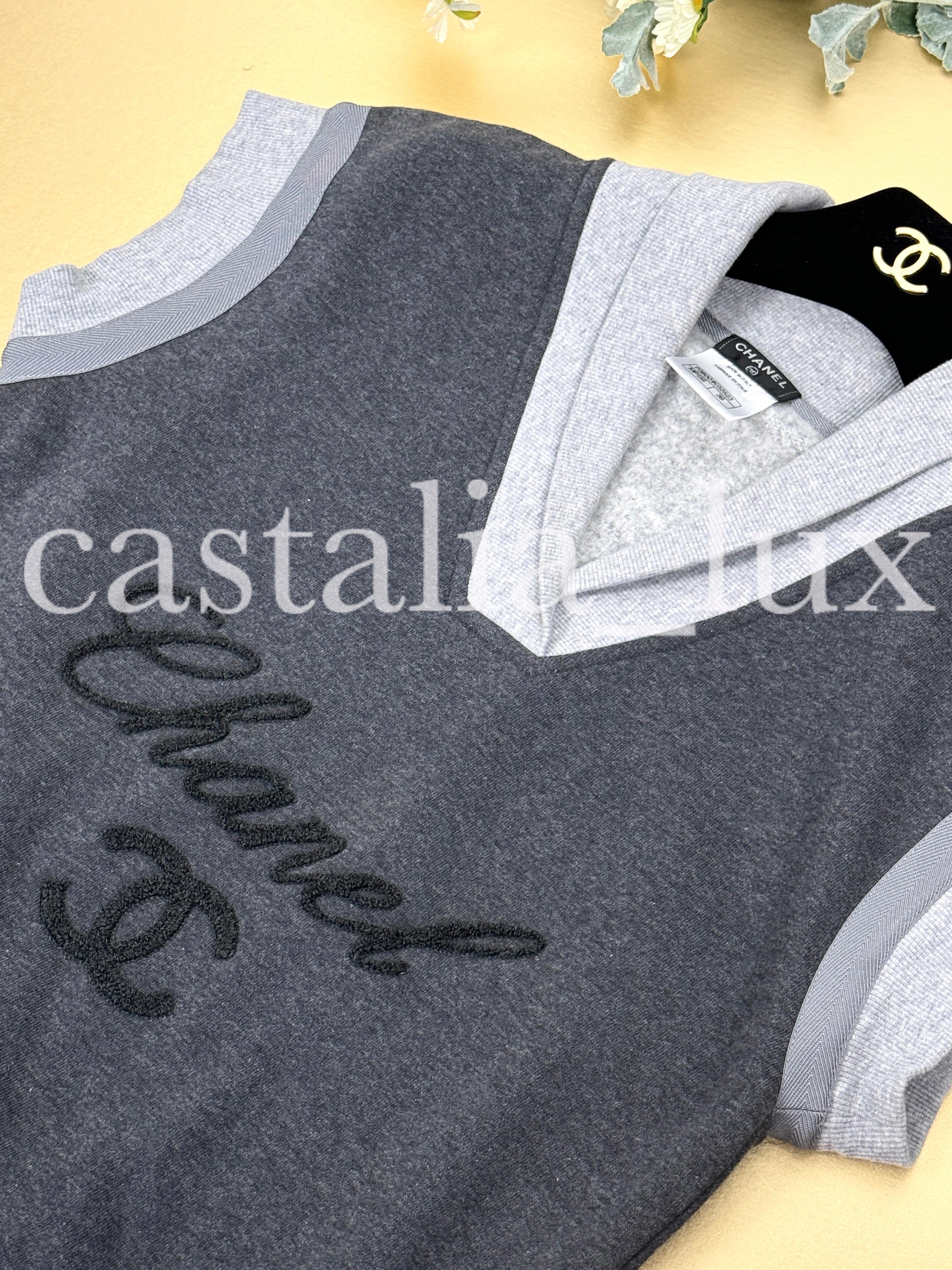 Chanel Super Stylish CC Logo Grey Jumper Vest In Excellent Condition For Sale In Dubai, AE
