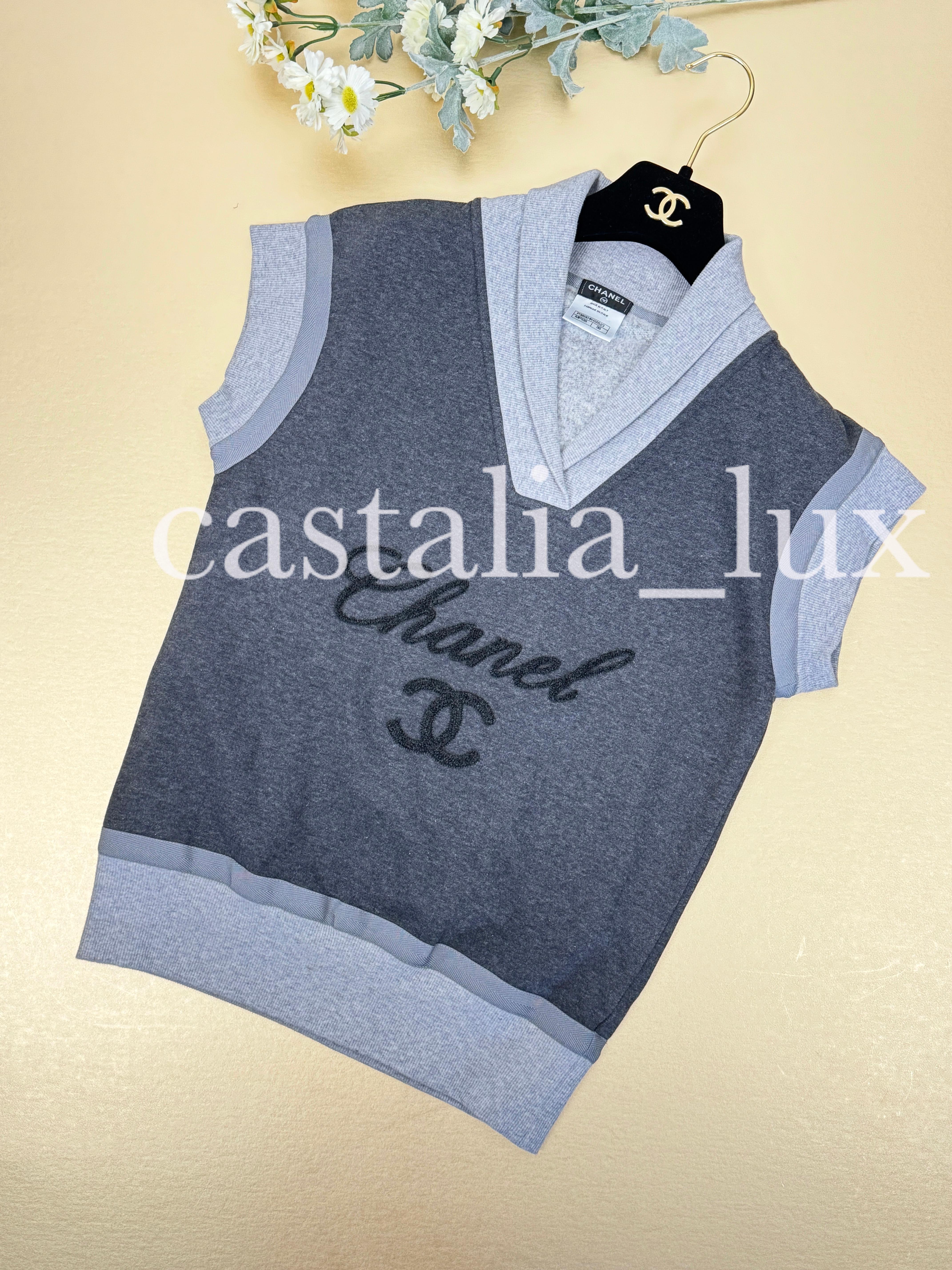 Chanel Super Stylish CC Logo Graue Pulloverweste mit Logo in Grau für Damen oder Herren im Angebot