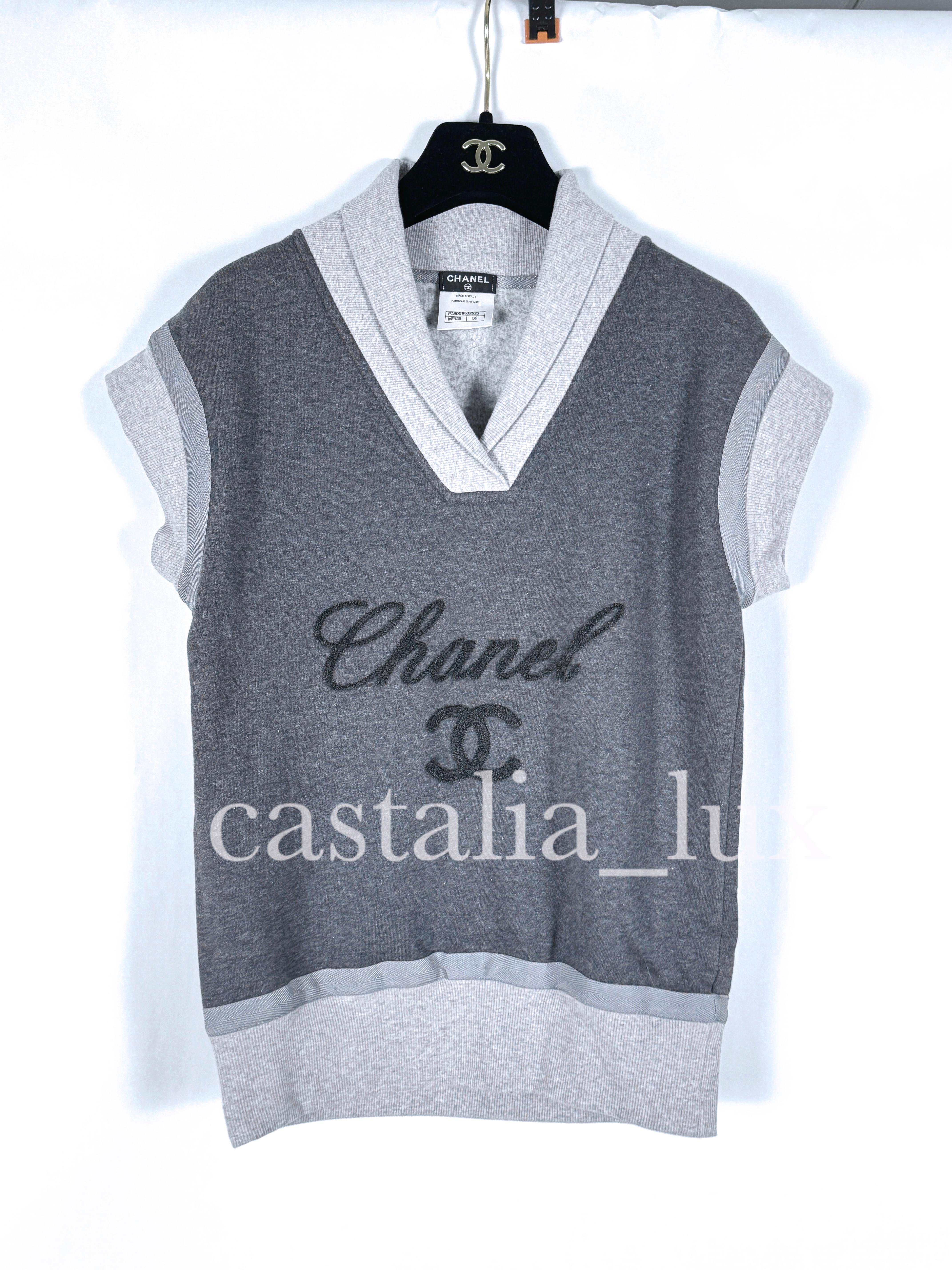 Chanel Super Stylish CC Logo Graue Pulloverweste mit Logo in Grau im Angebot 1