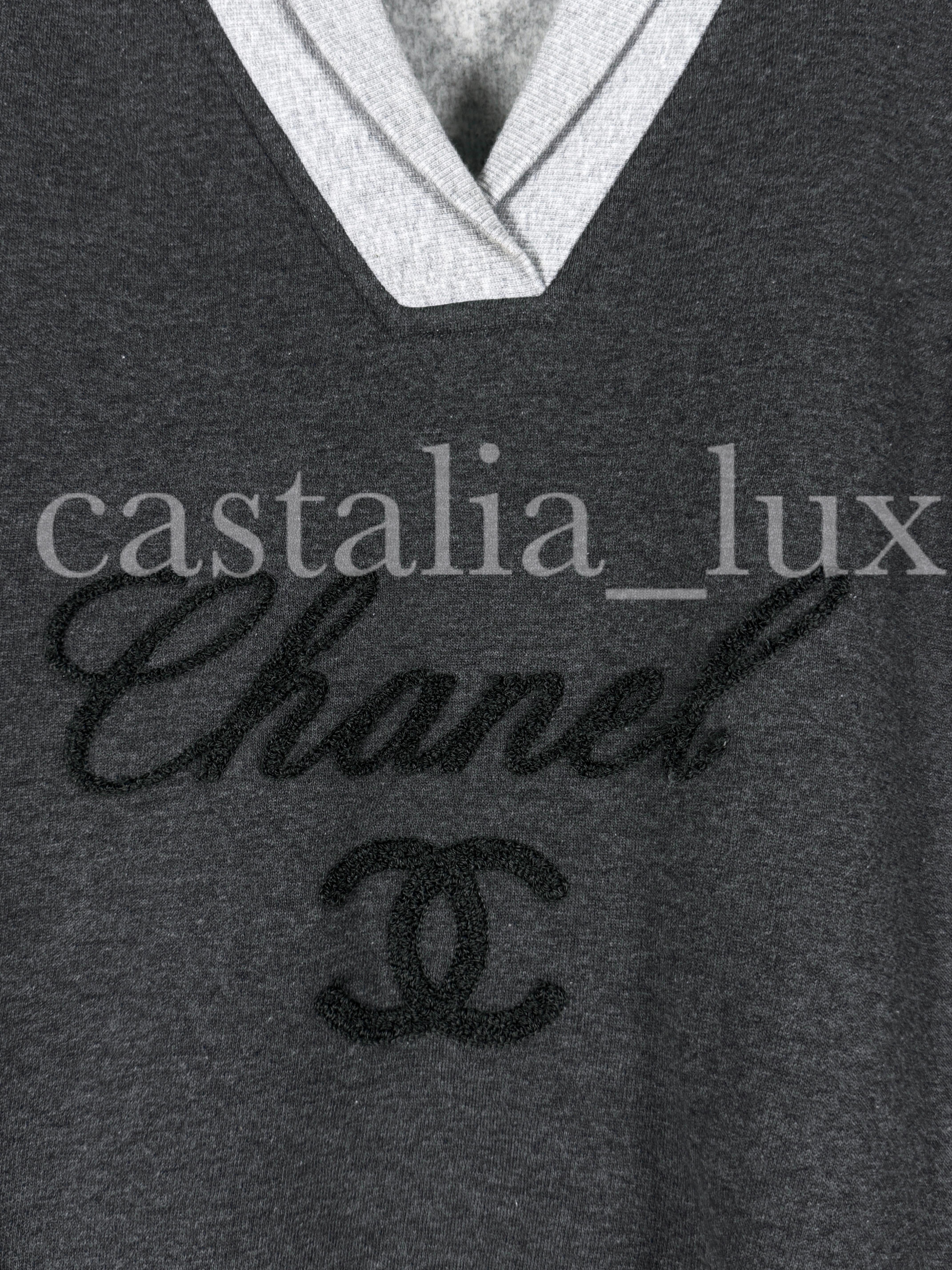Gilet Chanel Super élégant gris avec logo CC en vente 2