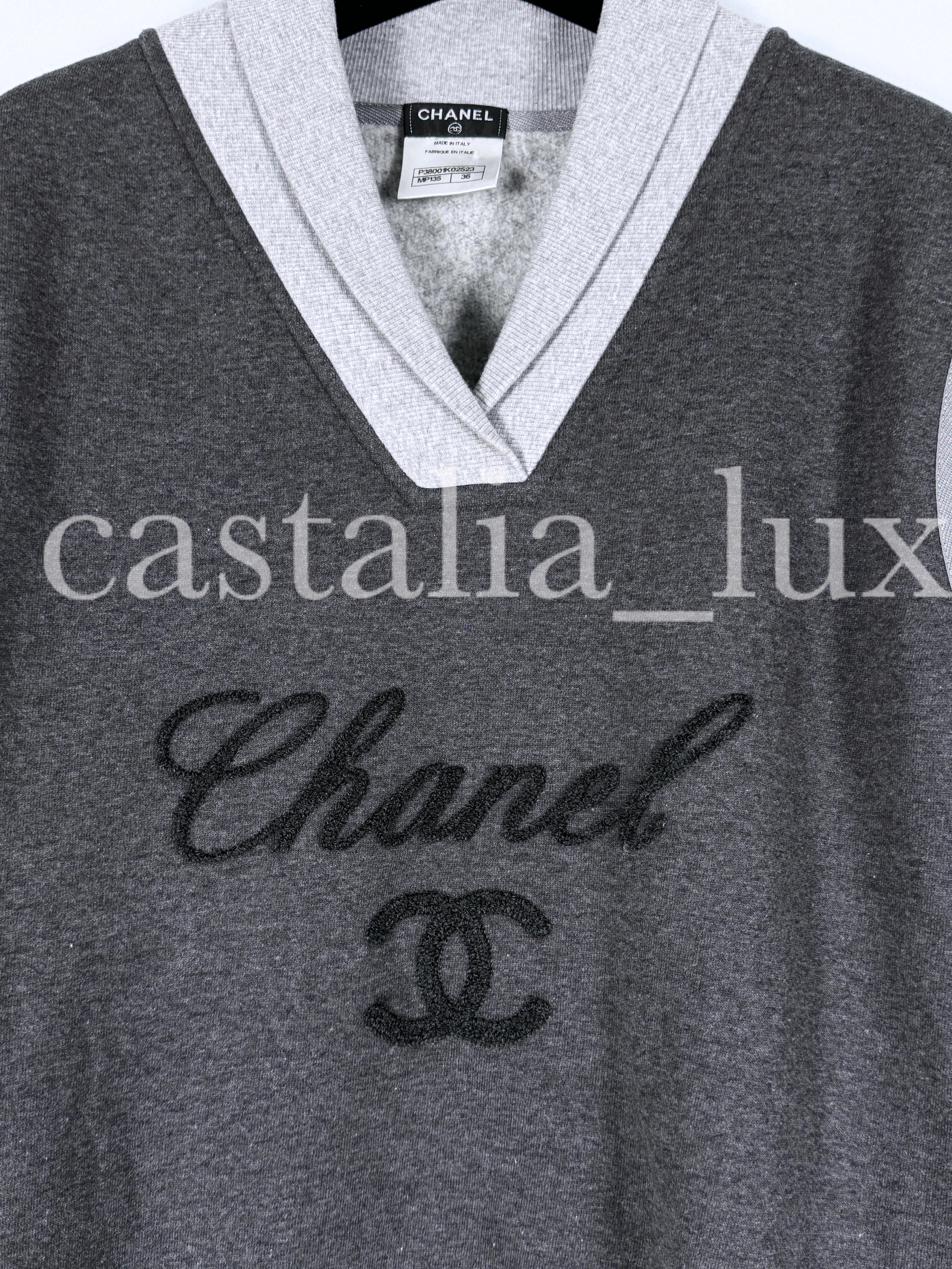 Chanel Super Stylish CC Logo Graue Pulloverweste mit Logo in Grau im Angebot 3