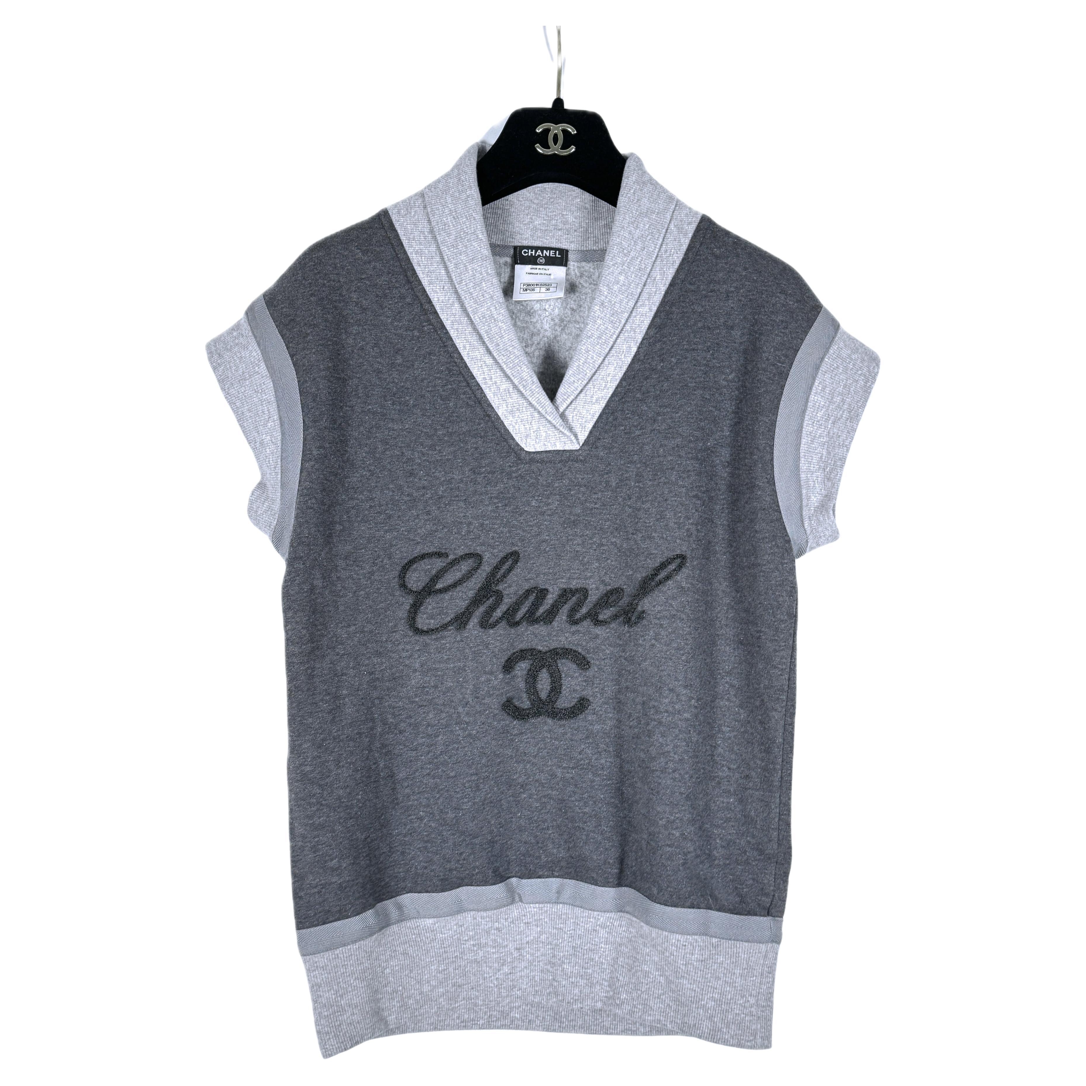 Gilet Chanel Super élégant gris avec logo CC en vente
