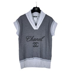Chanel Super Stylish CC Logo Graue Pulloverweste mit Logo in Grau