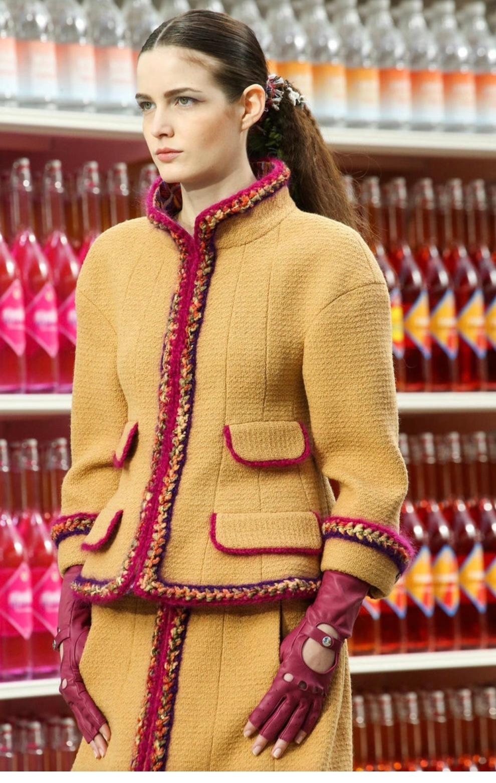 son y coleccionables, esta chaqueta de tweed mostaza de Chanel procede de la legendaria colección de pasarela Supermarket de Karl Lagerfeld. Esta pieza, que destaca en la icónica campaña, presenta una noble base ocre tejida con una sutil profundidad