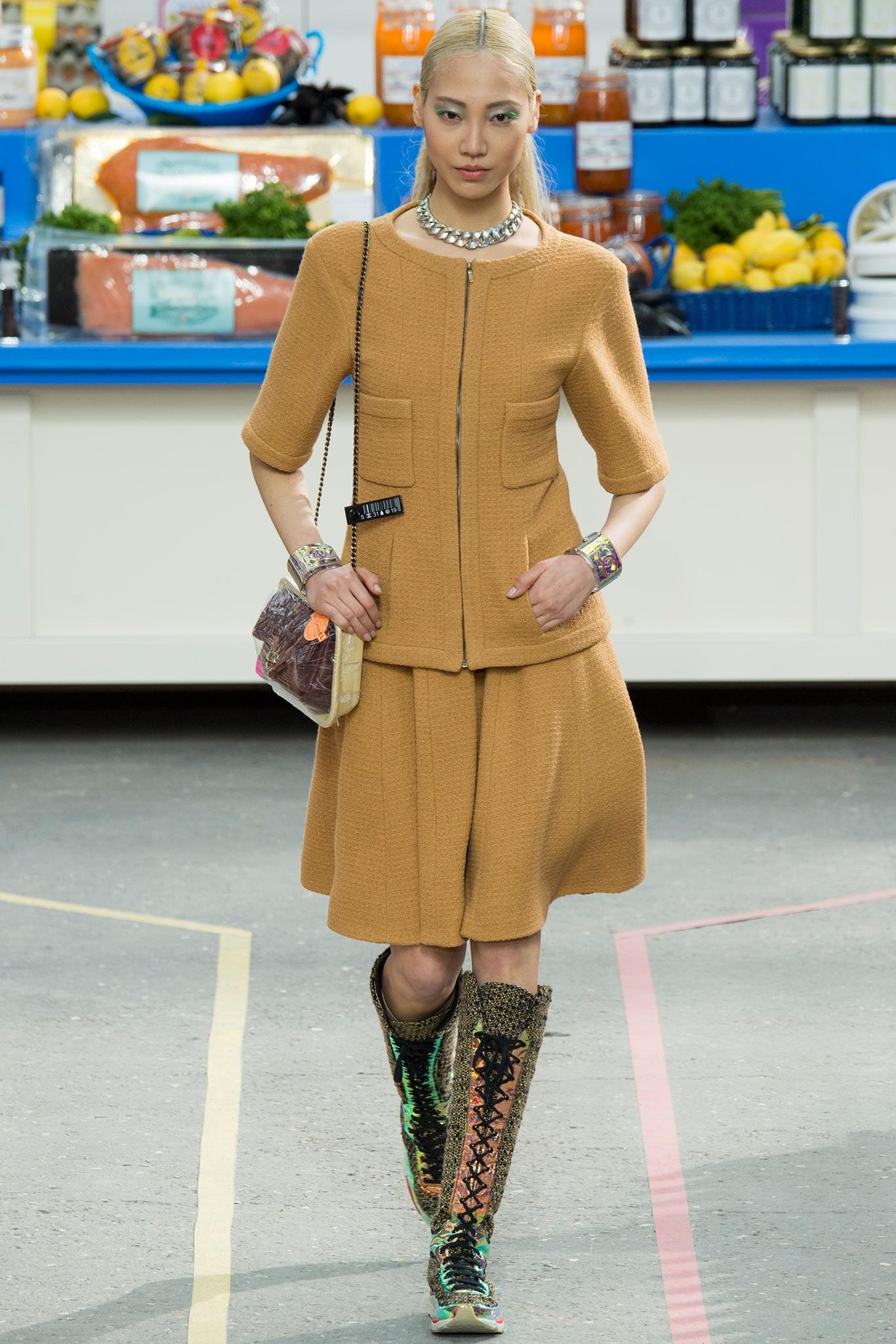 Zeitlose schwarze Tweedjacke von Chanel ~ aus der Runway of Supermarket Collection von Maestro Lagerfeld
- CC-Logo-Charme an der Taille
- zwei aufgesetzte Vordertaschen
- schwarzes Seidenfutter mit Kamelien, Kettenglieder am Saum
Größenbezeichnung