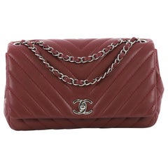 Chanel Surpique Chevron Sac à rabat en cuir d
agneau matelassé Moyen