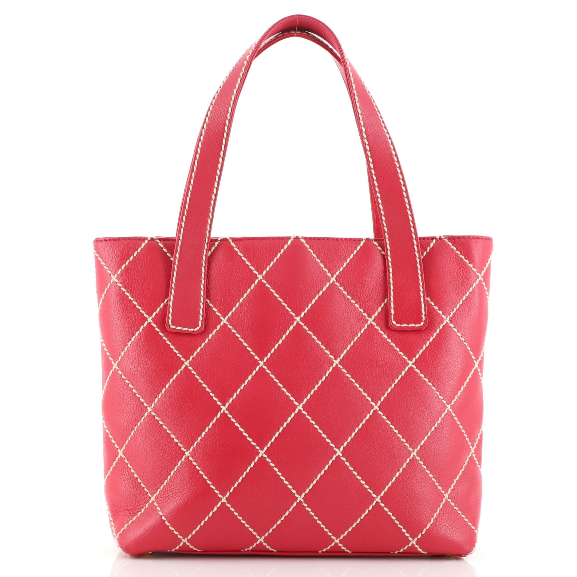 Chanel Surpique Tote Gestepptes Leder Klein im Zustand „Gut“ in NY, NY