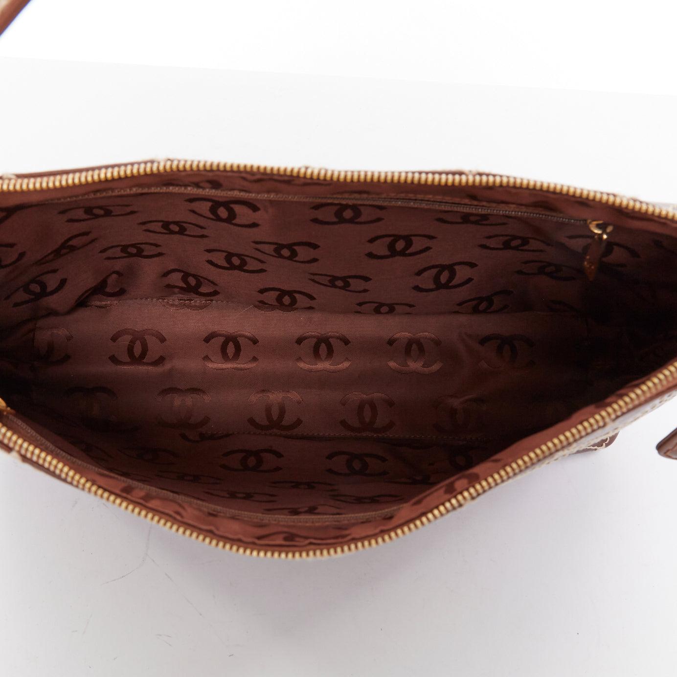 CHANEL Stitch by Stitch by Stitch en cuir marron logo CC doré sac hobo à bandoulière en vente 5