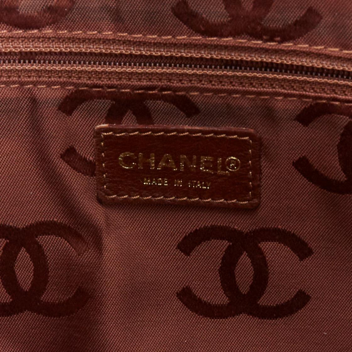 CHANEL Stitch by Stitch by Stitch en cuir marron logo CC doré sac hobo à bandoulière en vente 6