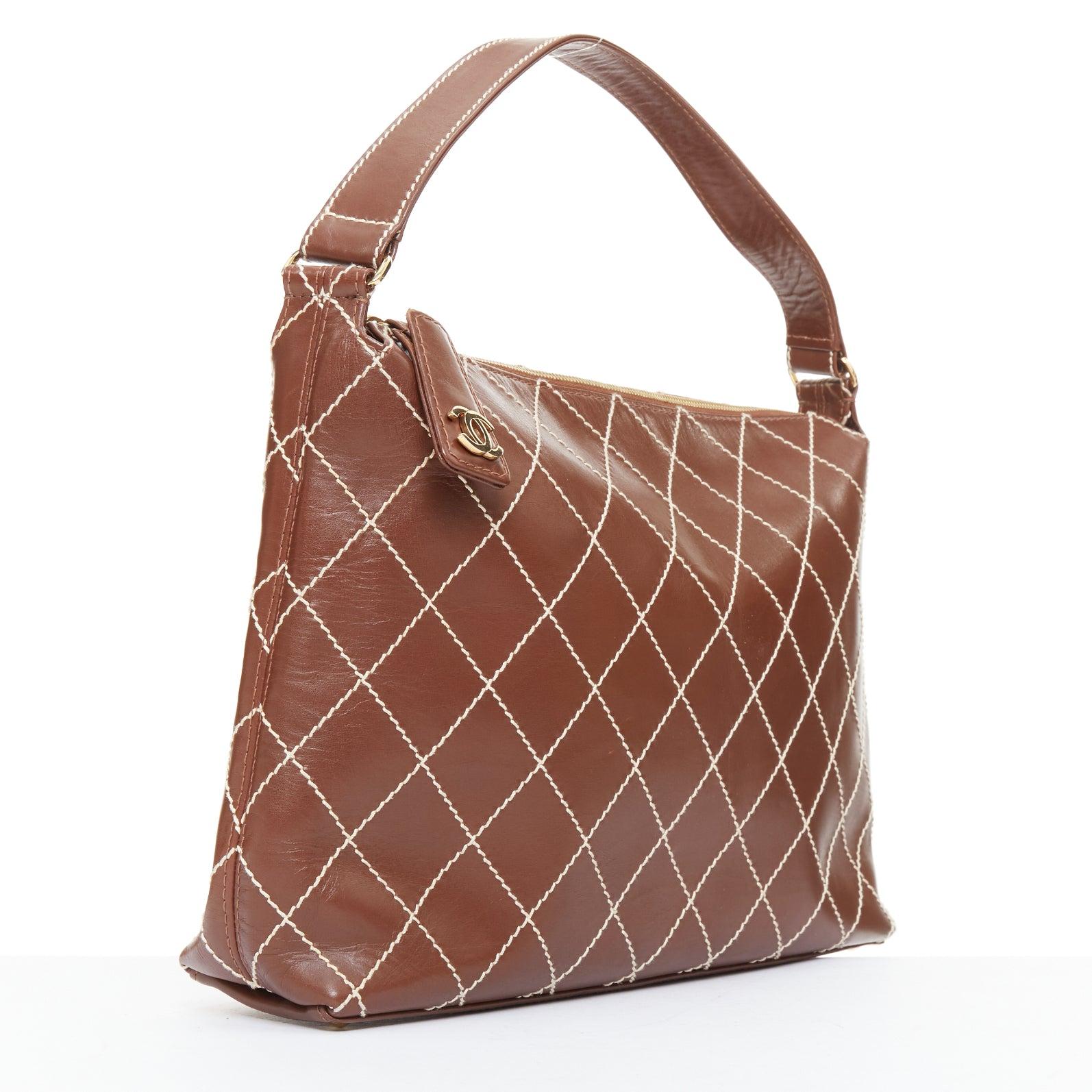 CHANEL Stitch by Stitch by Stitch en cuir marron logo CC doré sac hobo à bandoulière
Référence : JHDN/A00085
Marque : Chanel
Designer : Karl Lagerfeld
Modèle : Surpique Wild Stitch
MATERIAL : Cuir
Couleur : brun, or
Motif : Solide
Fermeture :