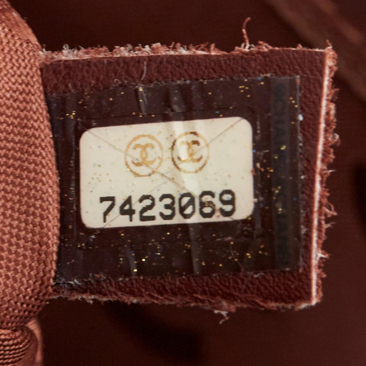 CHANEL Stitch by Stitch by Stitch en cuir marron logo CC doré sac hobo à bandoulière Bon état - En vente à Hong Kong, NT