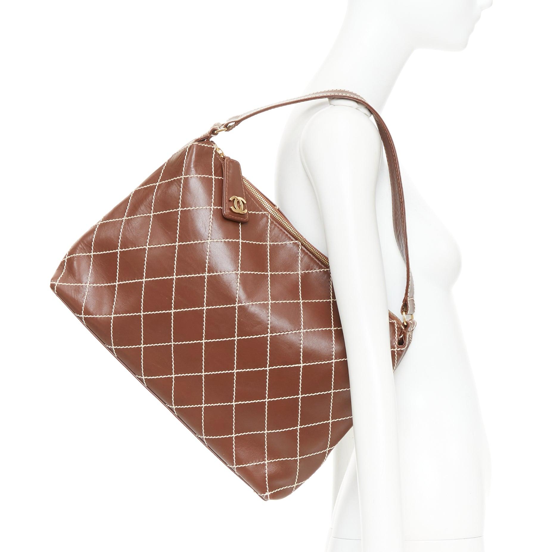 CHANEL Stitch by Stitch by Stitch en cuir marron logo CC doré sac hobo à bandoulière Pour femmes en vente