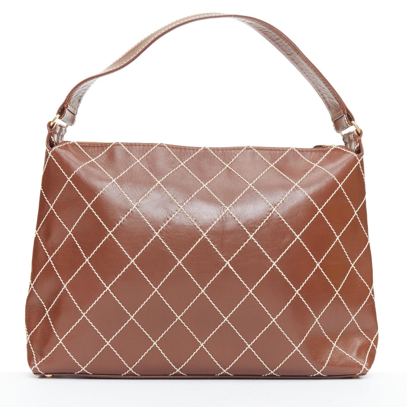 CHANEL Stitch by Stitch by Stitch en cuir marron logo CC doré sac hobo à bandoulière en vente 1