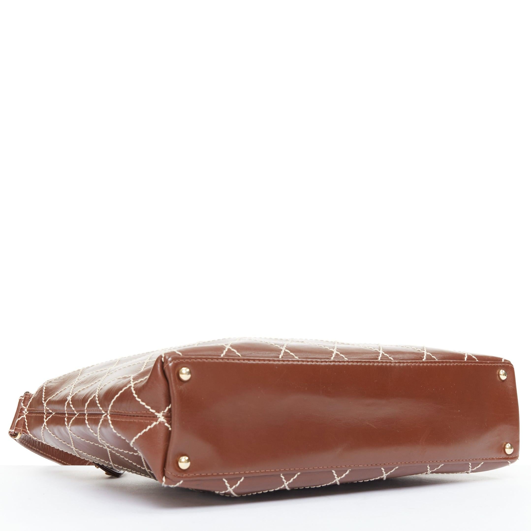 CHANEL Stitch by Stitch by Stitch en cuir marron logo CC doré sac hobo à bandoulière en vente 2