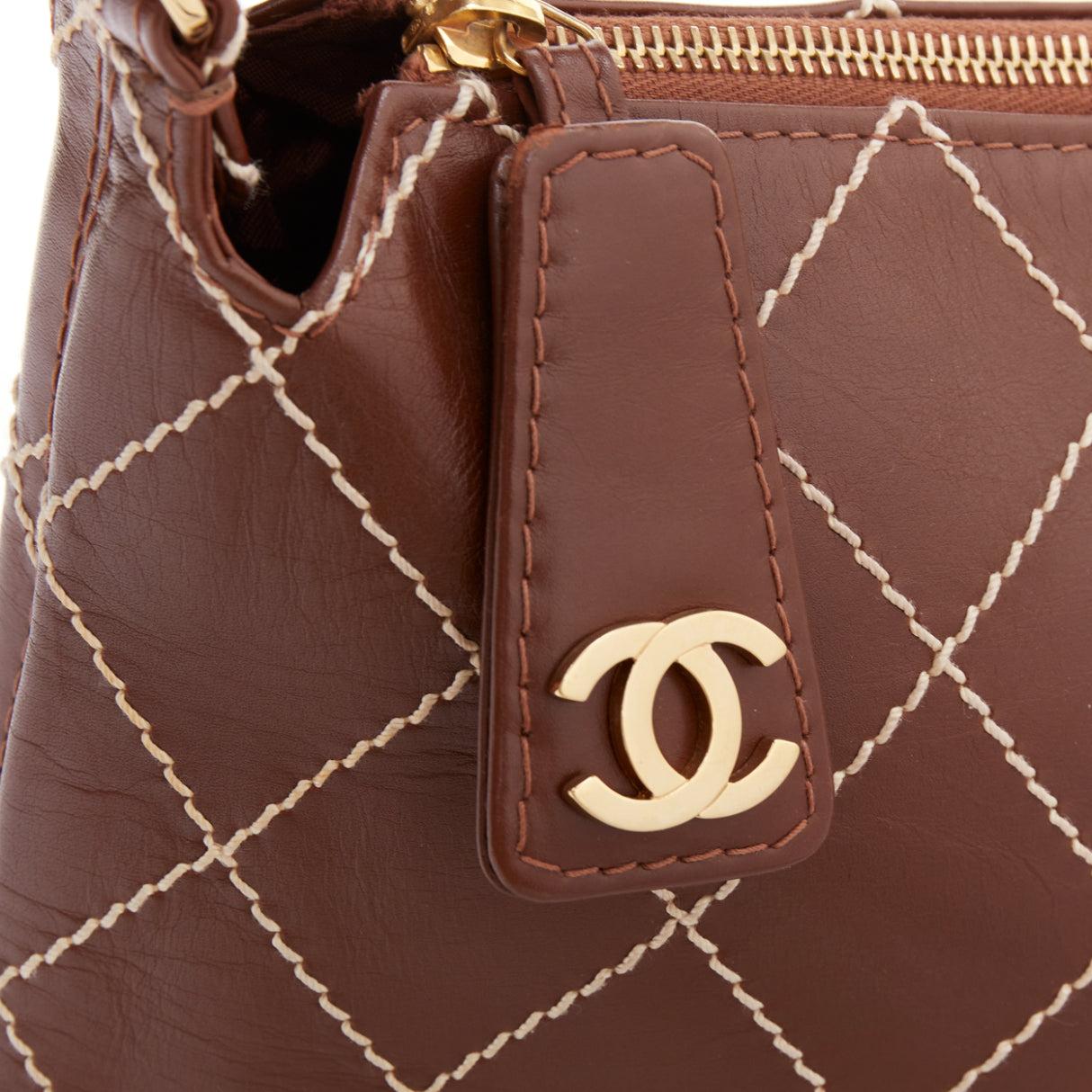 CHANEL Stitch by Stitch by Stitch en cuir marron logo CC doré sac hobo à bandoulière en vente 3