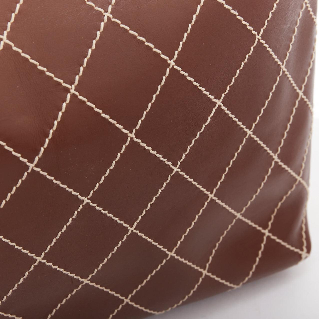 CHANEL Stitch by Stitch by Stitch en cuir marron logo CC doré sac hobo à bandoulière en vente 4