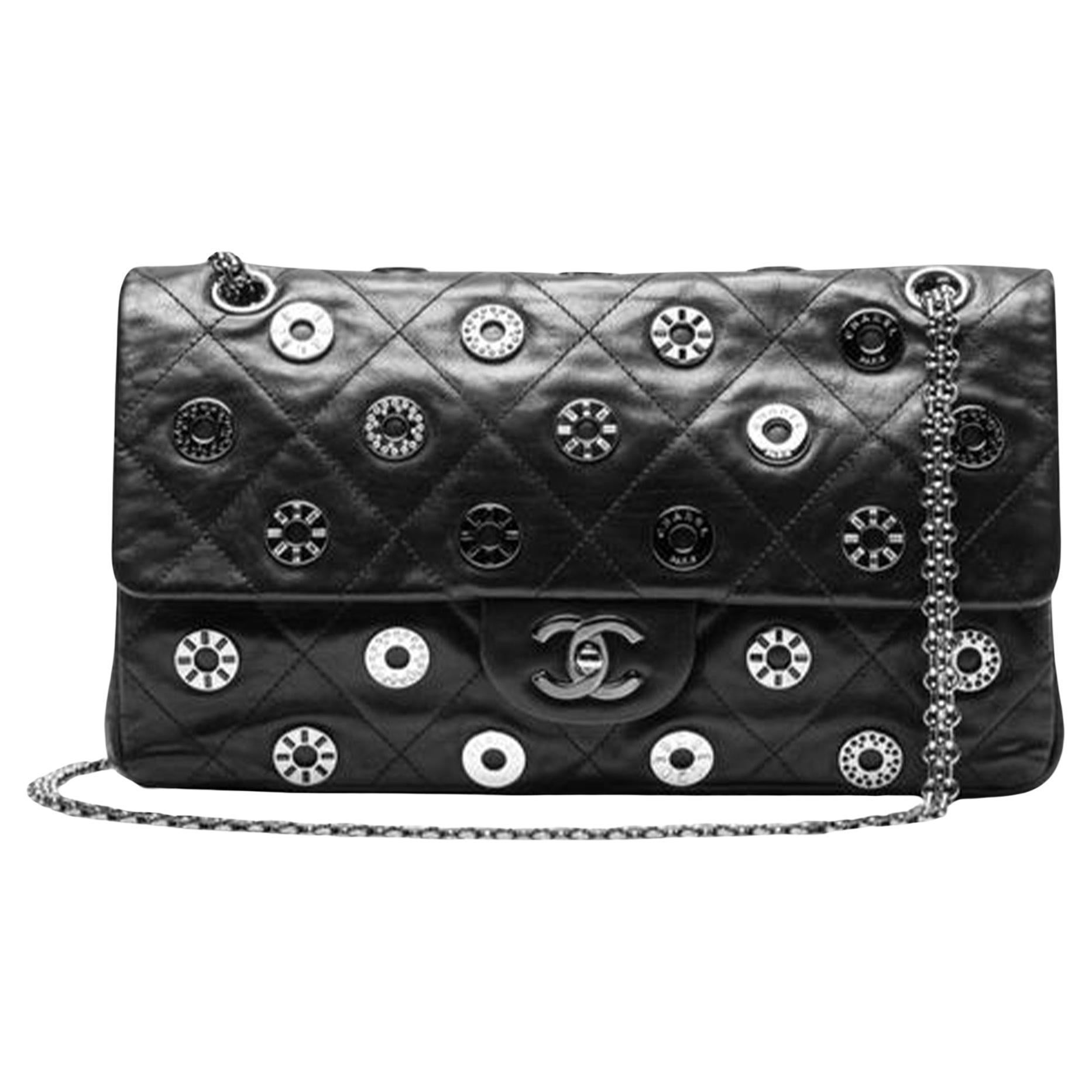 Bolso Chanel con cristales de Swarovski de la Colección Dubai Resort Cruise. Este bolso lleva la cadena de los bolsos con solapa originales de Chanel, pero con un cierre giratorio Mademoiselle. Bolsa de edición limitada muy rara.