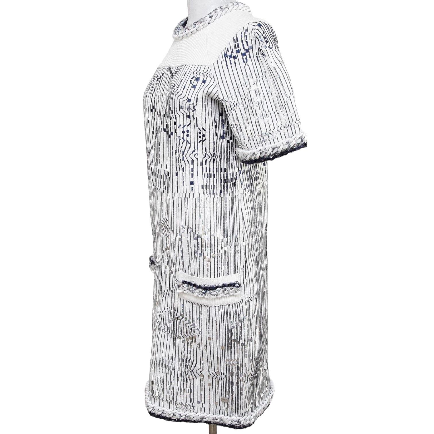 CHANEL Pulloverkleid aus weißem Metallic-Strick mit kurzen Ärmeln in Silberblau 14S 2014 Gr. 40 (Grau) im Angebot