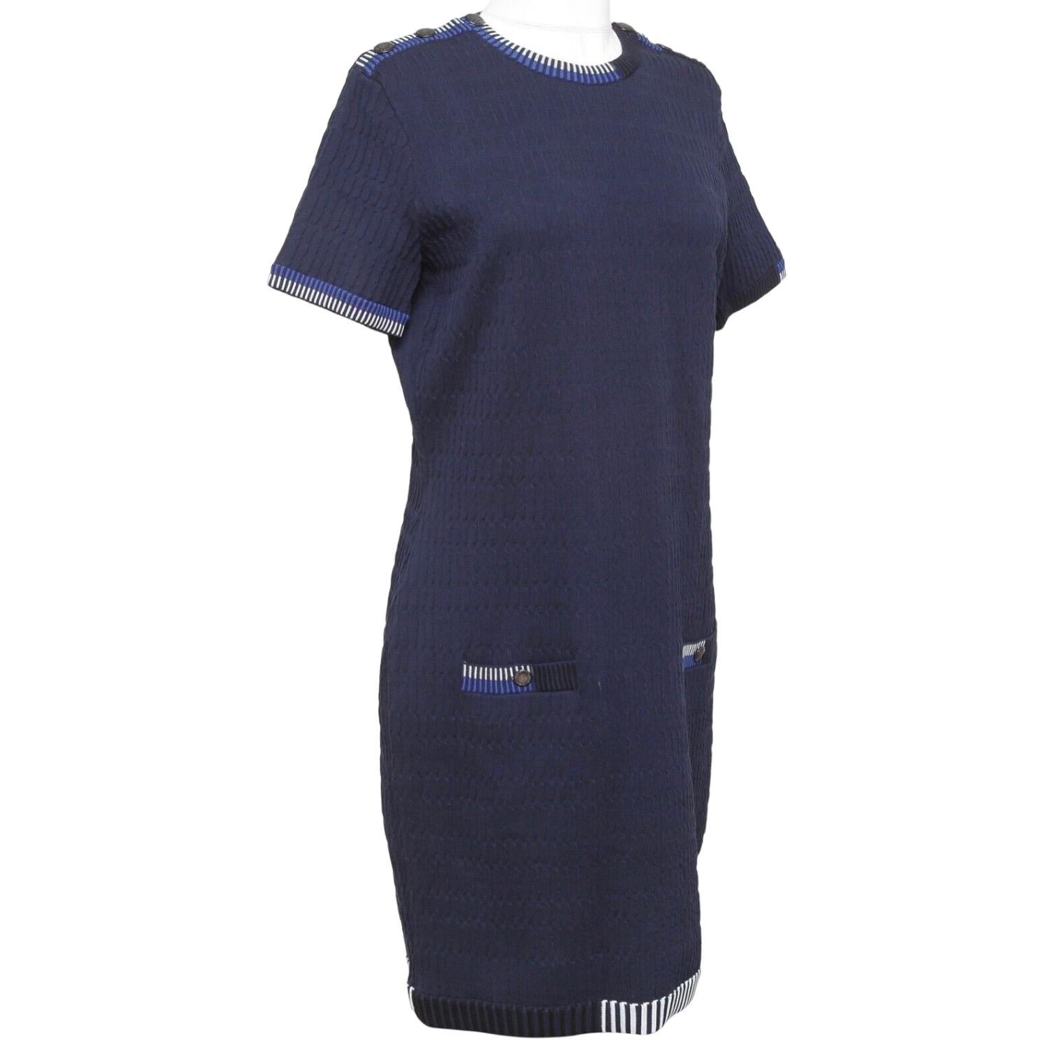 GUARANTEED AUTHENTIC STUNNING CHANEL NAVY BLUE KNIT DRESS


Design:
- Navy blue ribbed stretchy knit dress.
- Blue and white ribbing at edges and pockets.
- Slip pockets at hips with Chanel buttons.
- Three buttons on each shoulder..
-