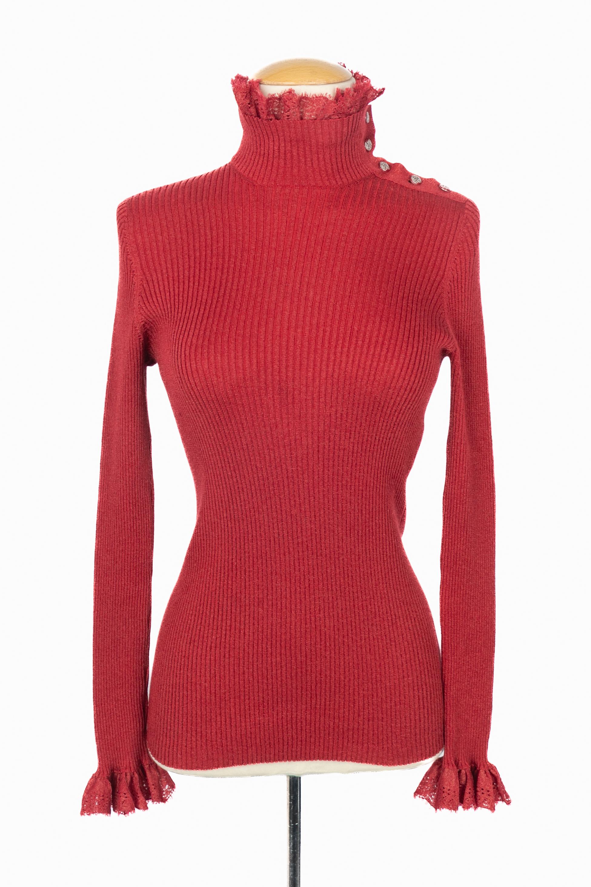 CHANEL - (Fabriqué en Italie) Pull rouge en soie, laine et cachemire mélangés à manches longues. Le bas des manches et le col montant sont décorés de dentelle rouge. Boutons en métal argenté émaillé de rouge. Taille 38FR indiquée. Collection