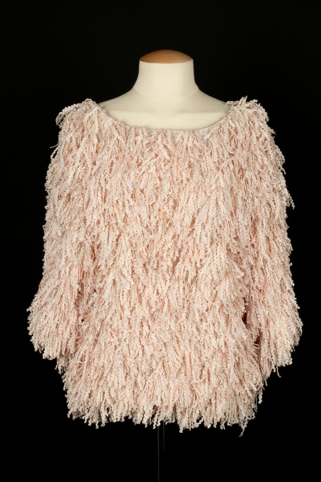 Chanel - (Made in France) Maglione rosa con frange e maniche di media lunghezza. Taglia 40FR indicata. Collezione Primavera-Estate 2018 sotto la direzione artistica di Karl Lagerfeld.

Condizioni:
Ottime condizioni

Dimensioni:
Larghezza spalle: 45